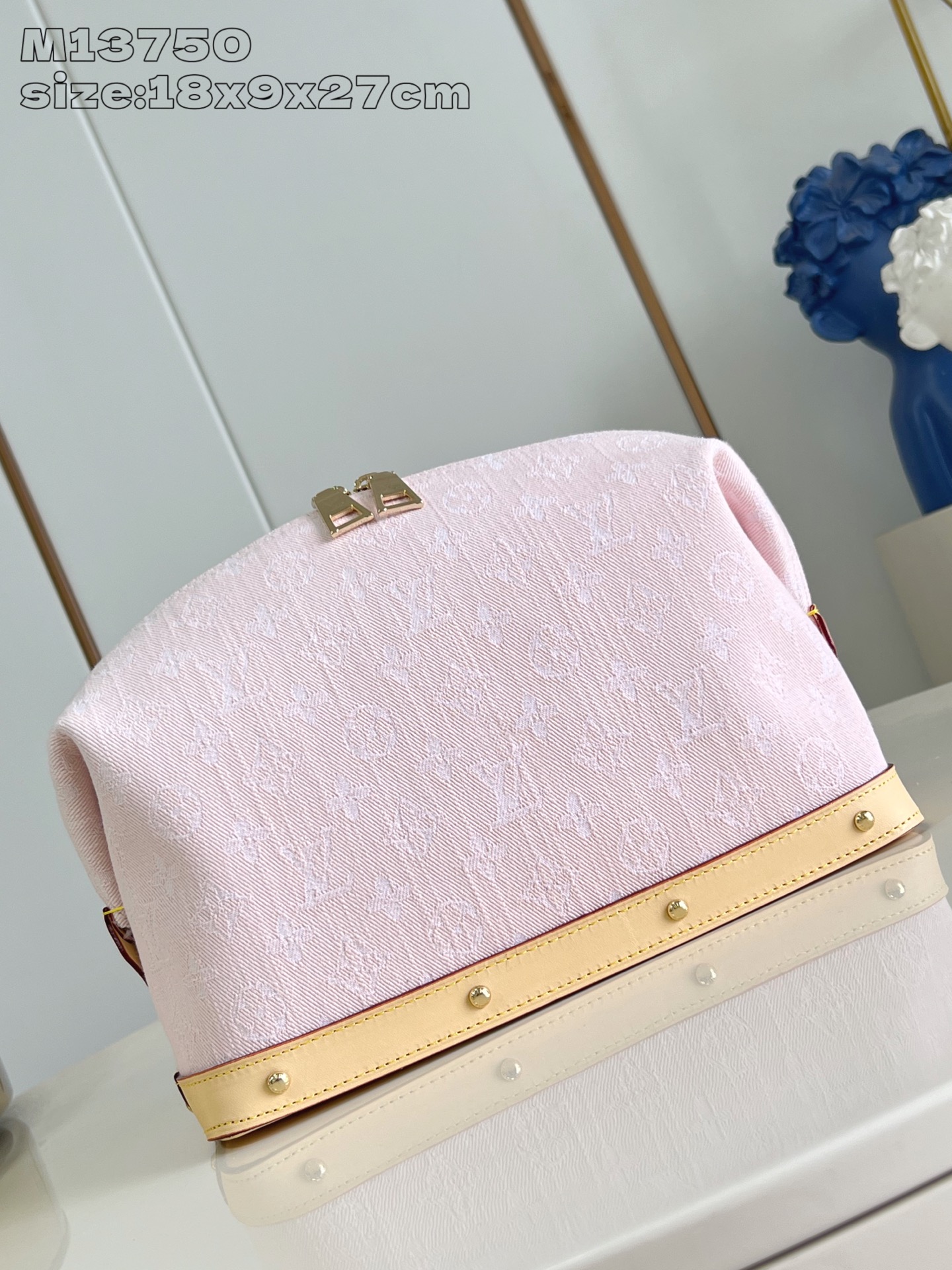 【顶级原单 M13750粉 】本款大号化妆包为 Monogram Denim 棉布渲染沉稳色调，再以皮革