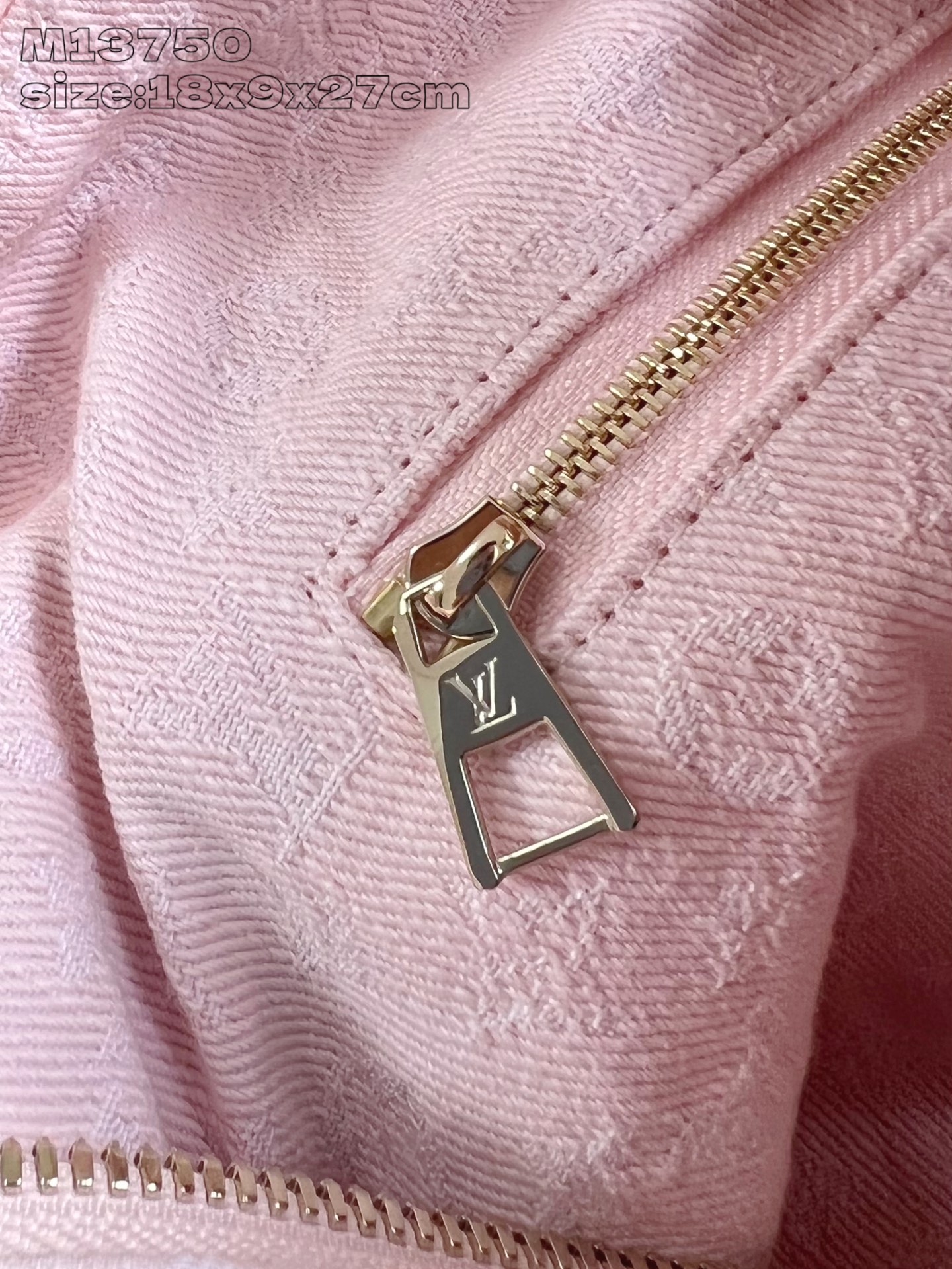 【顶级原单 M13750粉 】本款大号化妆包为 Monogram Denim 棉布渲染沉稳色调，再以皮革