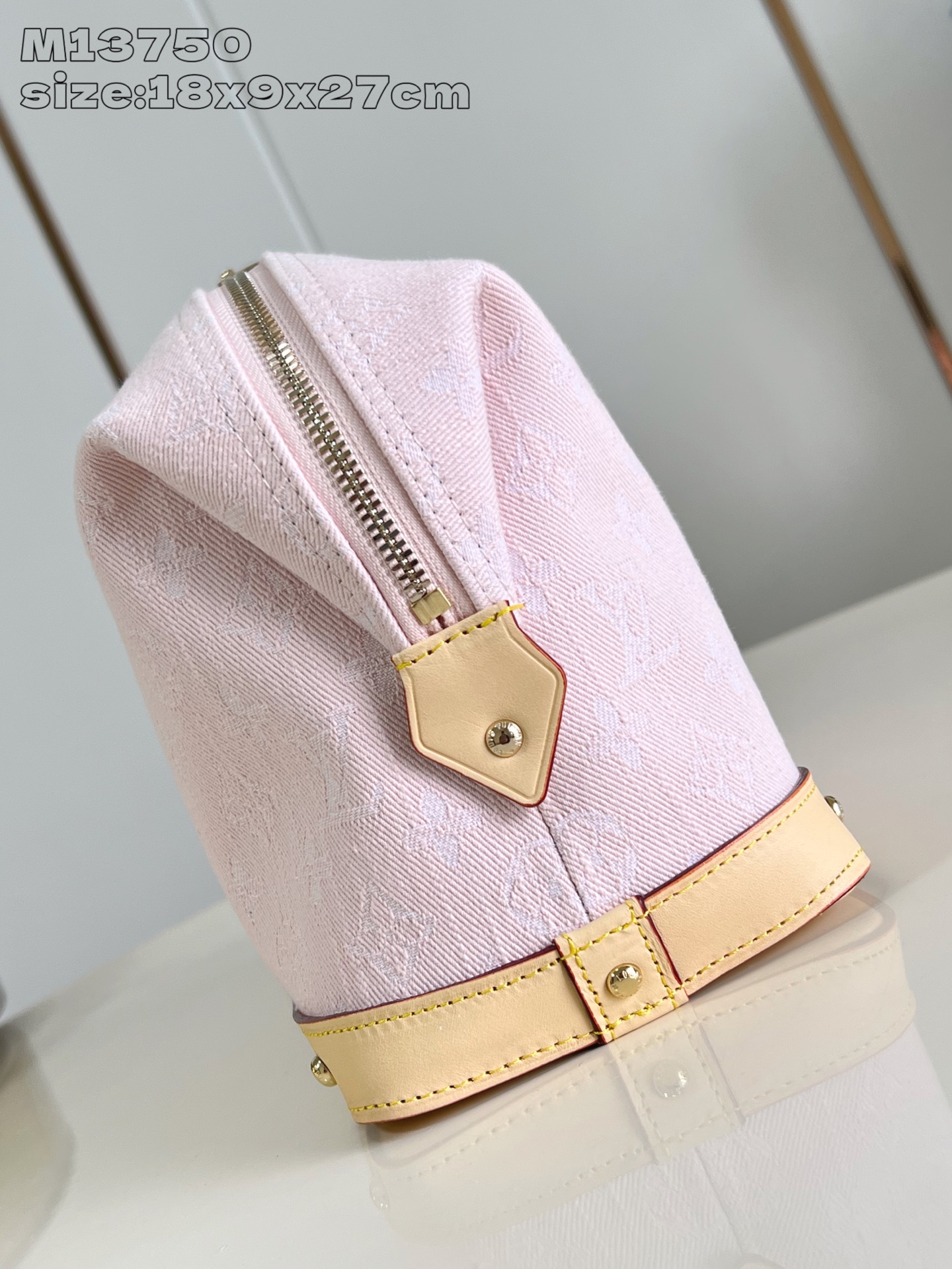 【顶级原单 M13750粉 】本款大号化妆包为 Monogram Denim 棉布渲染沉稳色调，再以皮革