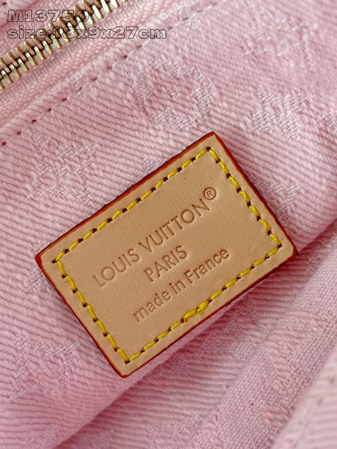 【顶级原单 M13750粉 】本款大号化妆包为 Monogram Denim 棉布渲染沉稳色调，再以皮革