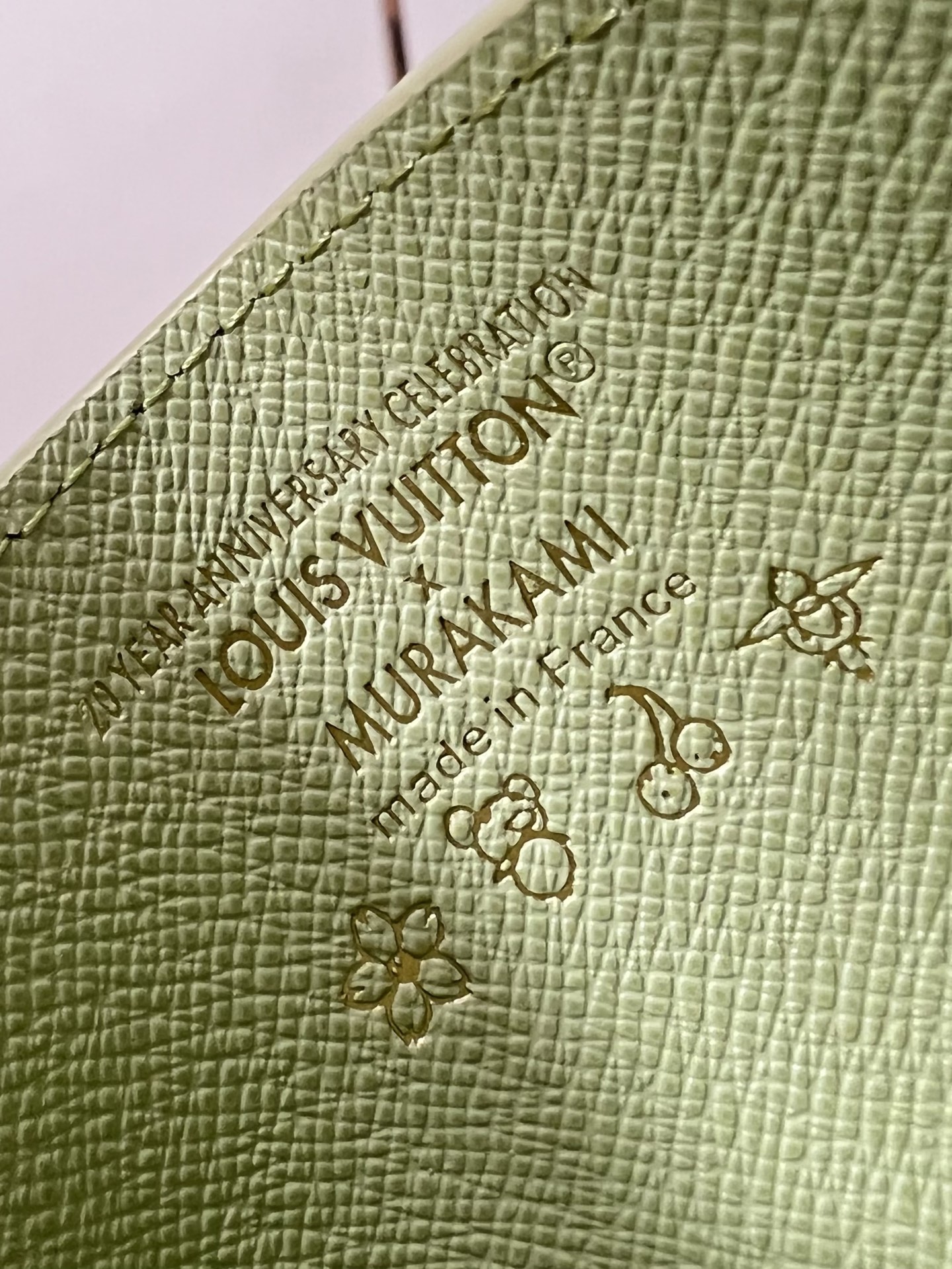 【顶级原单 M13429 】本款卡夹取材经典 Monogram 涂层帆布，与撞色上缘形成鲜明视觉反差。C