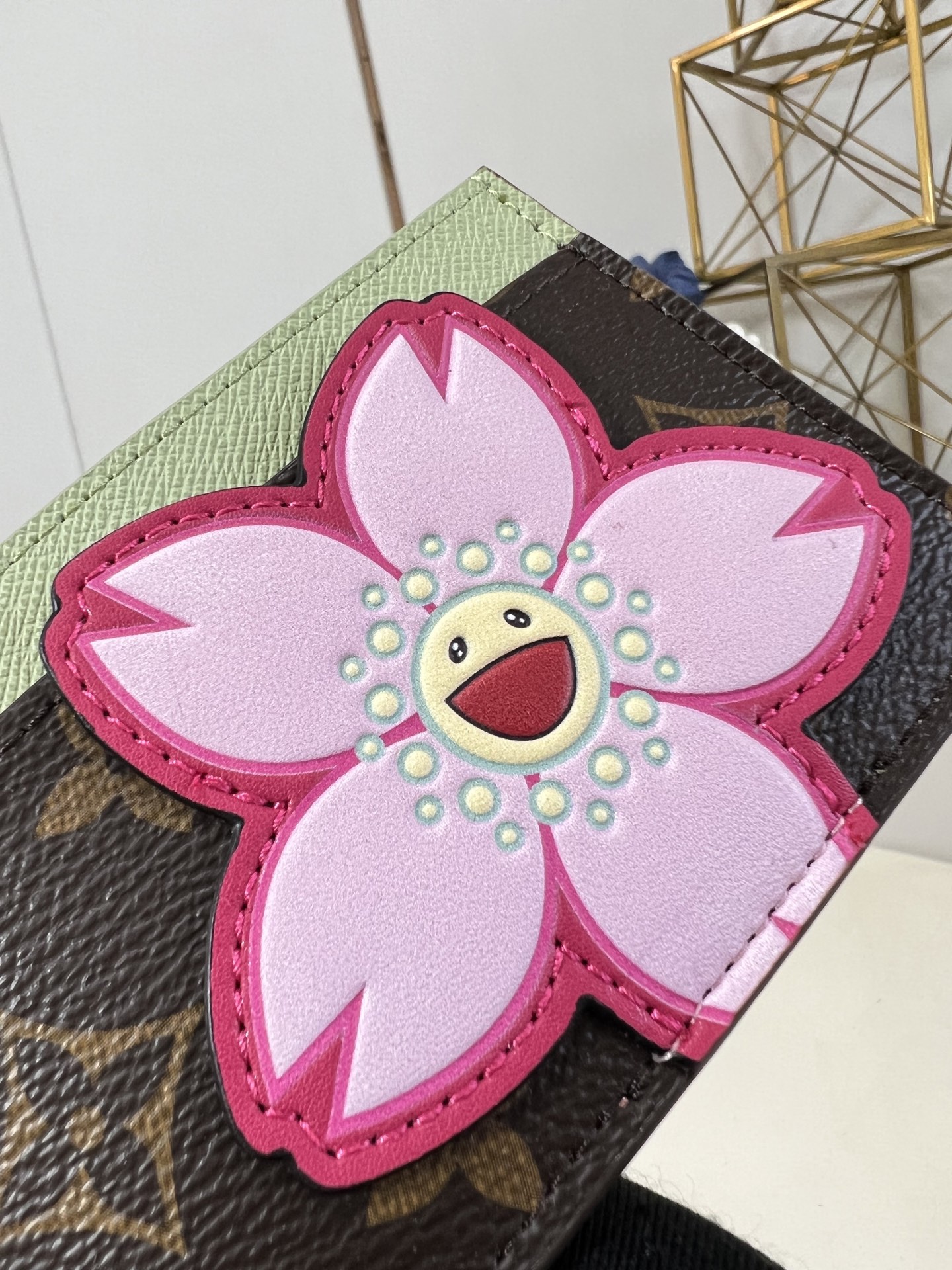 【顶级原单 M13429 】本款卡夹取材经典 Monogram 涂层帆布，与撞色上缘形成鲜明视觉反差。C