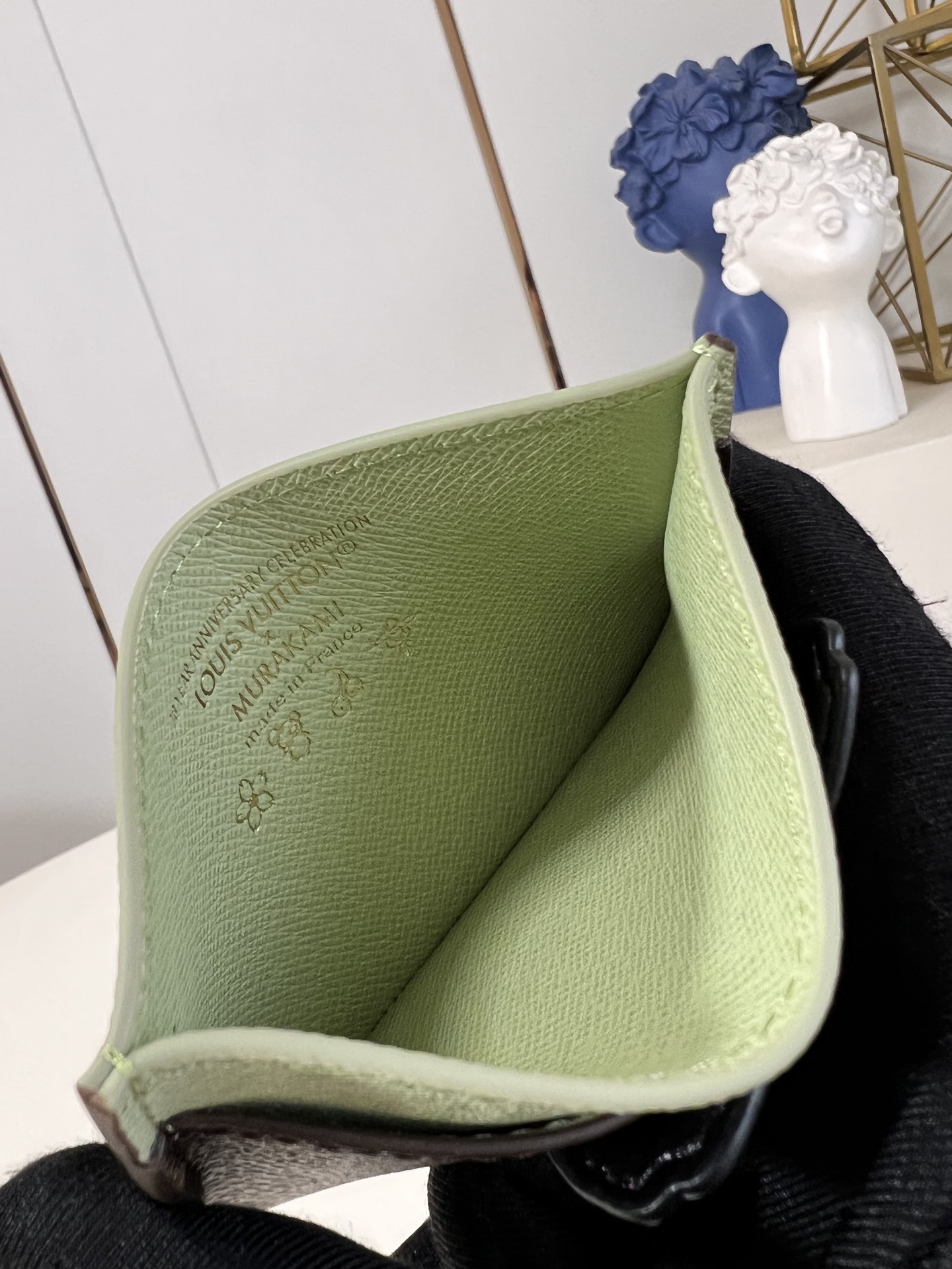 【顶级原单 M13429 】本款卡夹取材经典 Monogram 涂层帆布，与撞色上缘形成鲜明视觉反差。C