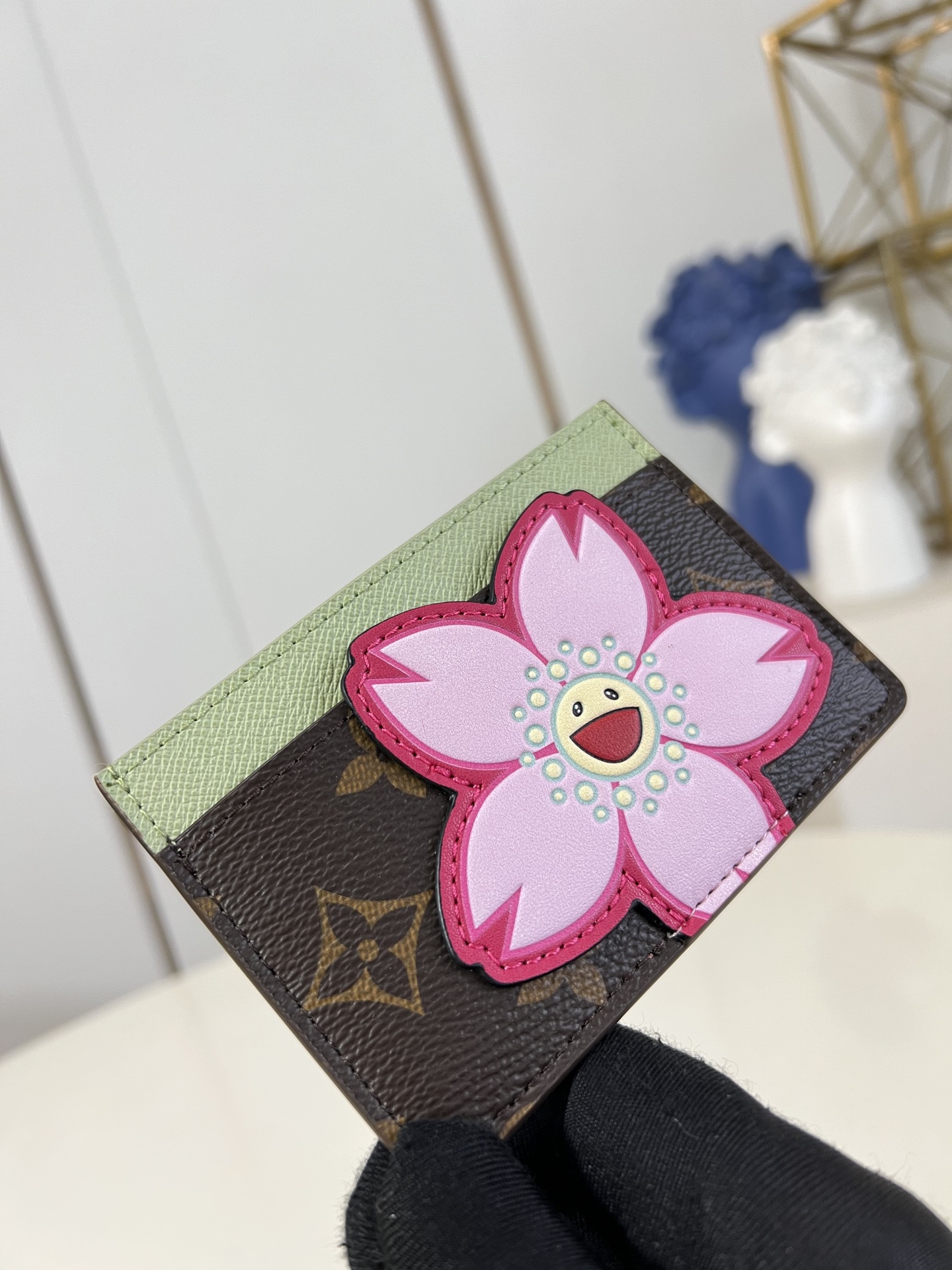 【顶级原单 M13429 】本款卡夹取材经典 Monogram 涂层帆布，与撞色上缘形成鲜明视觉反差。C