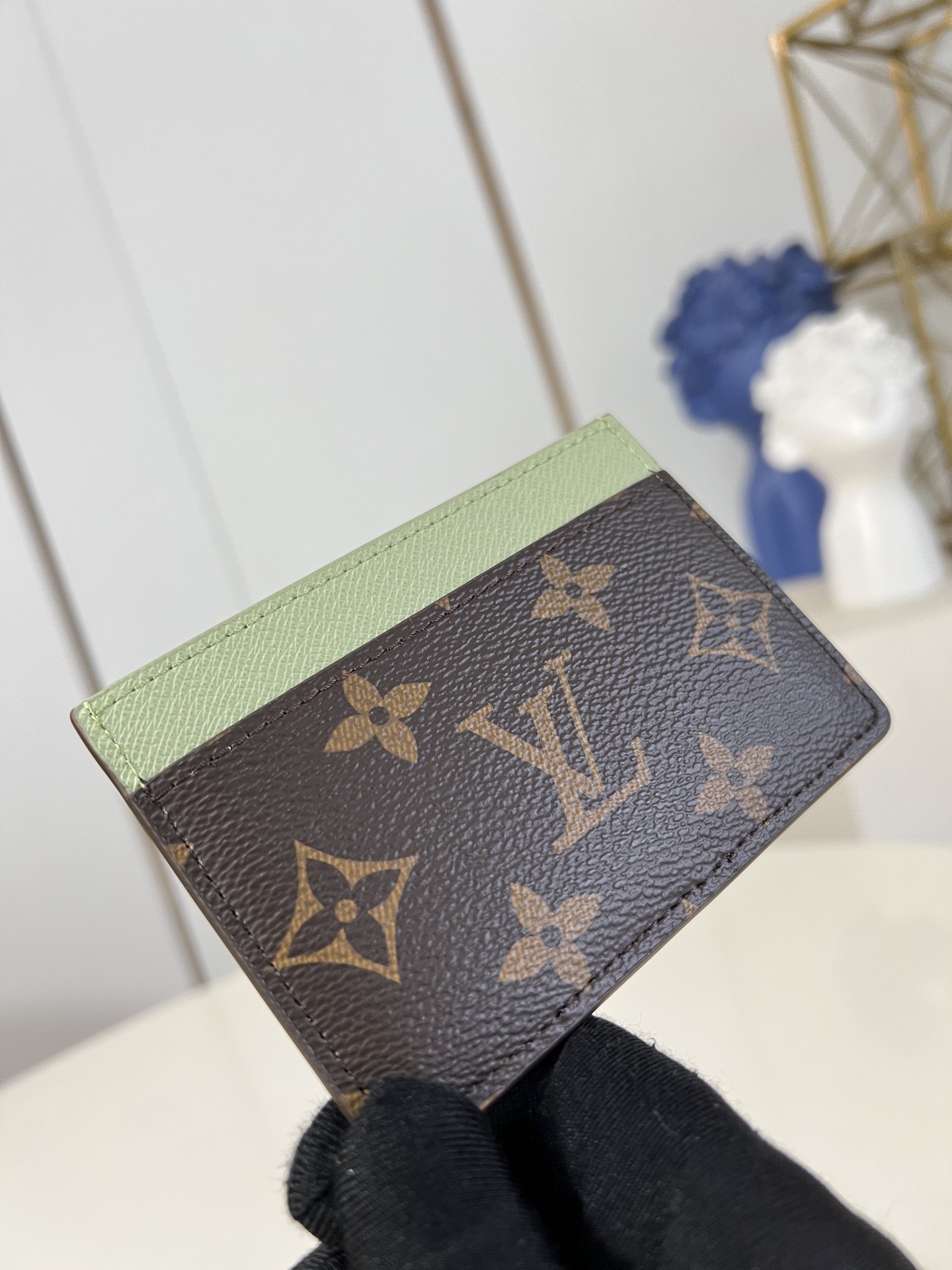 【顶级原单 M13429 】本款卡夹取材经典 Monogram 涂层帆布，与撞色上缘形成鲜明视觉反差。C
