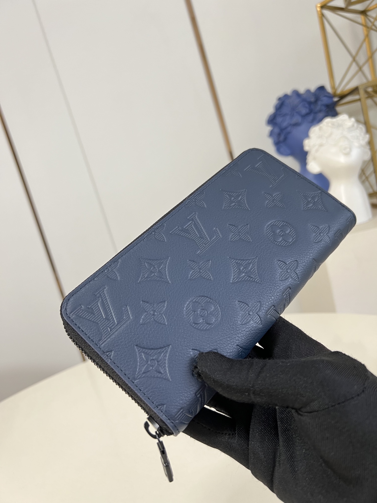 【顶级原单 M14847蓝 】这款男士竖款拉链钱夹以耐磨的 Damier Graphite 帆布制成，气