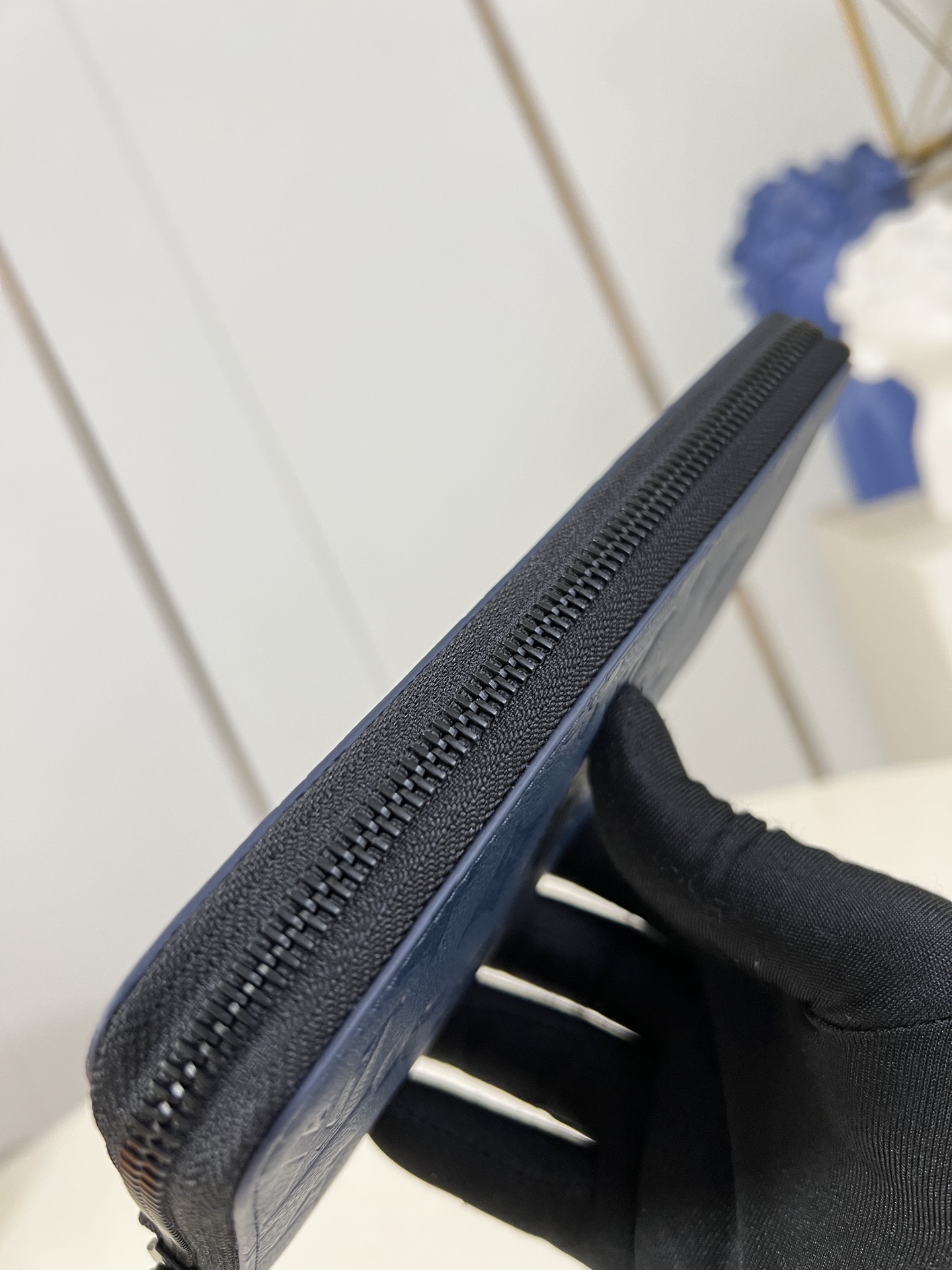 【顶级原单 M14847蓝 】这款男士竖款拉链钱夹以耐磨的 Damier Graphite 帆布制成，气