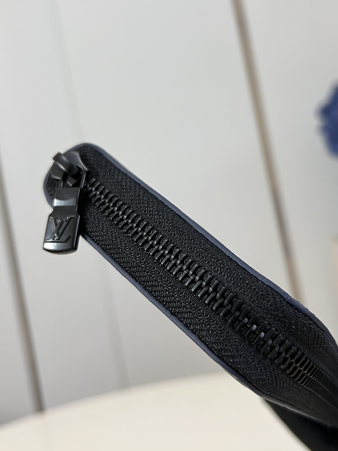 【顶级原单 M14847蓝 】这款男士竖款拉链钱夹以耐磨的 Damier Graphite 帆布制成，气