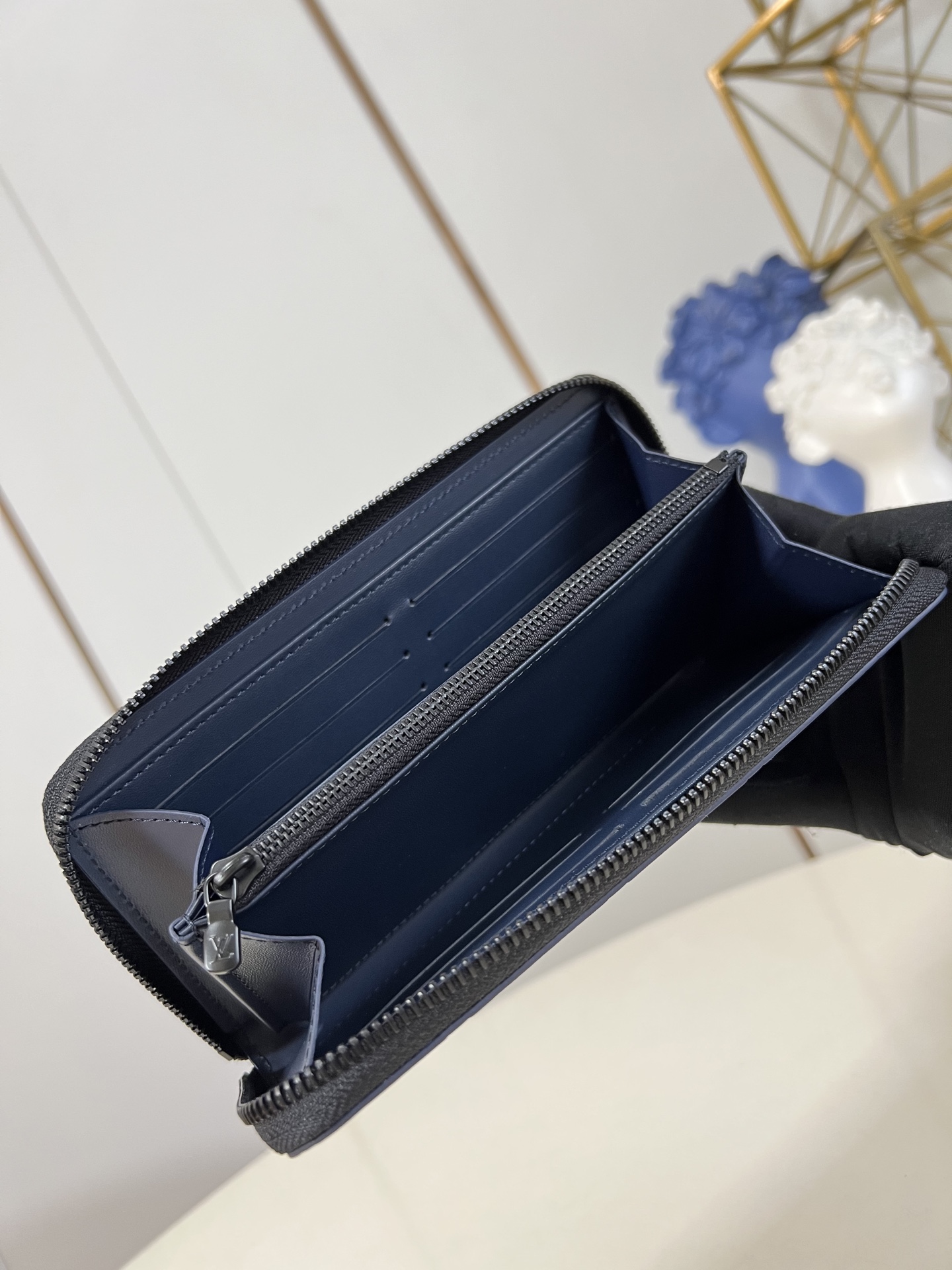 【顶级原单 M14847蓝 】这款男士竖款拉链钱夹以耐磨的 Damier Graphite 帆布制成，气