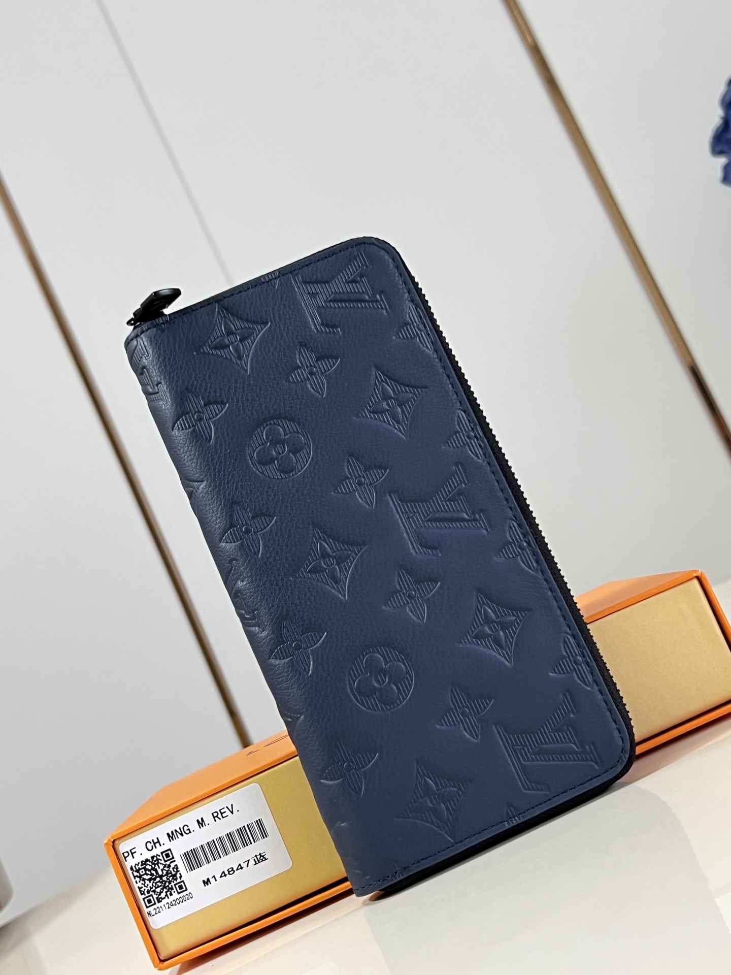 【顶级原单 M14847蓝 】这款男士竖款拉链钱夹以耐磨的 Damier Graphite 帆布制成，气