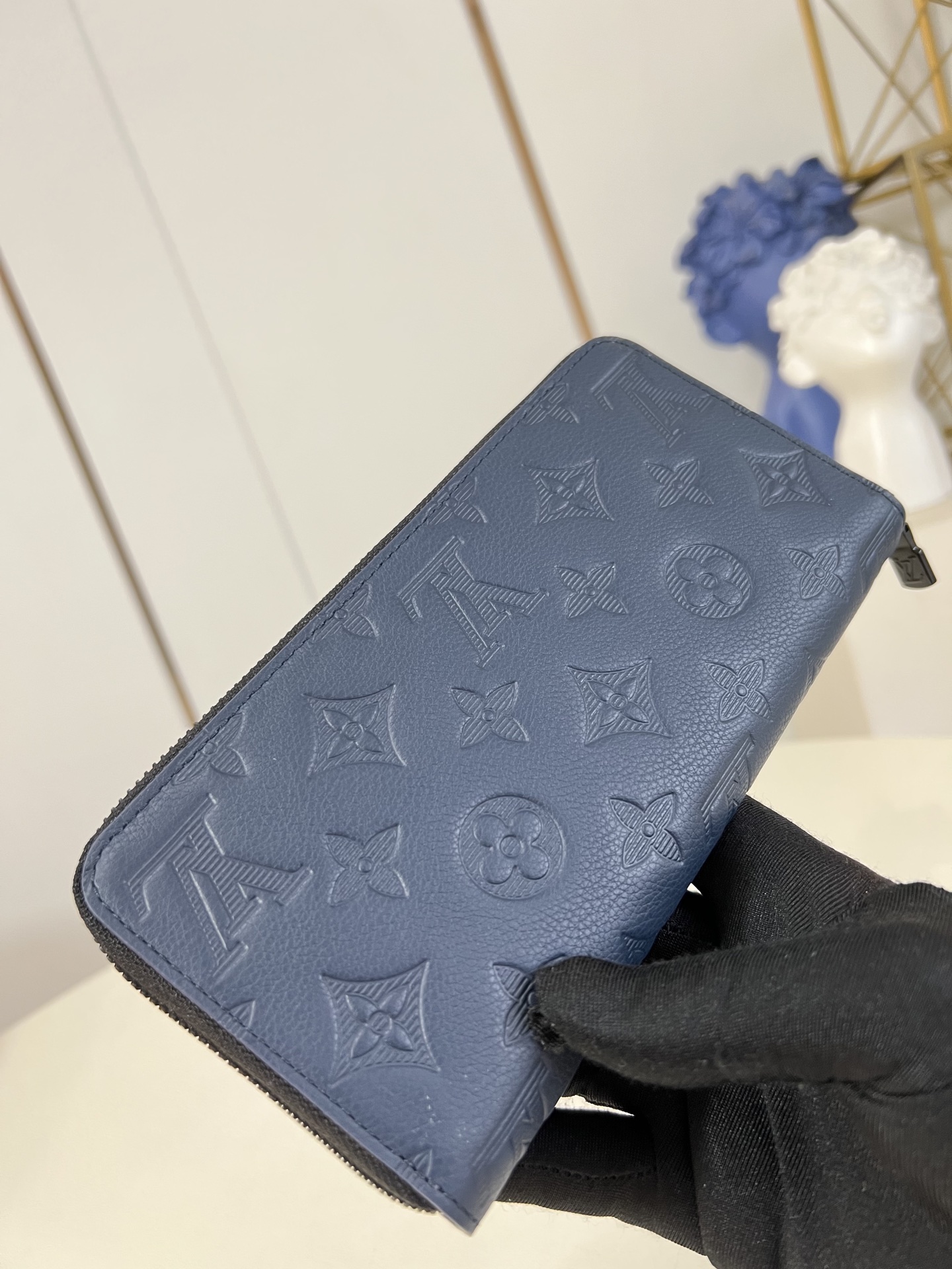 【顶级原单 M14847蓝 】这款男士竖款拉链钱夹以耐磨的 Damier Graphite 帆布制成，气