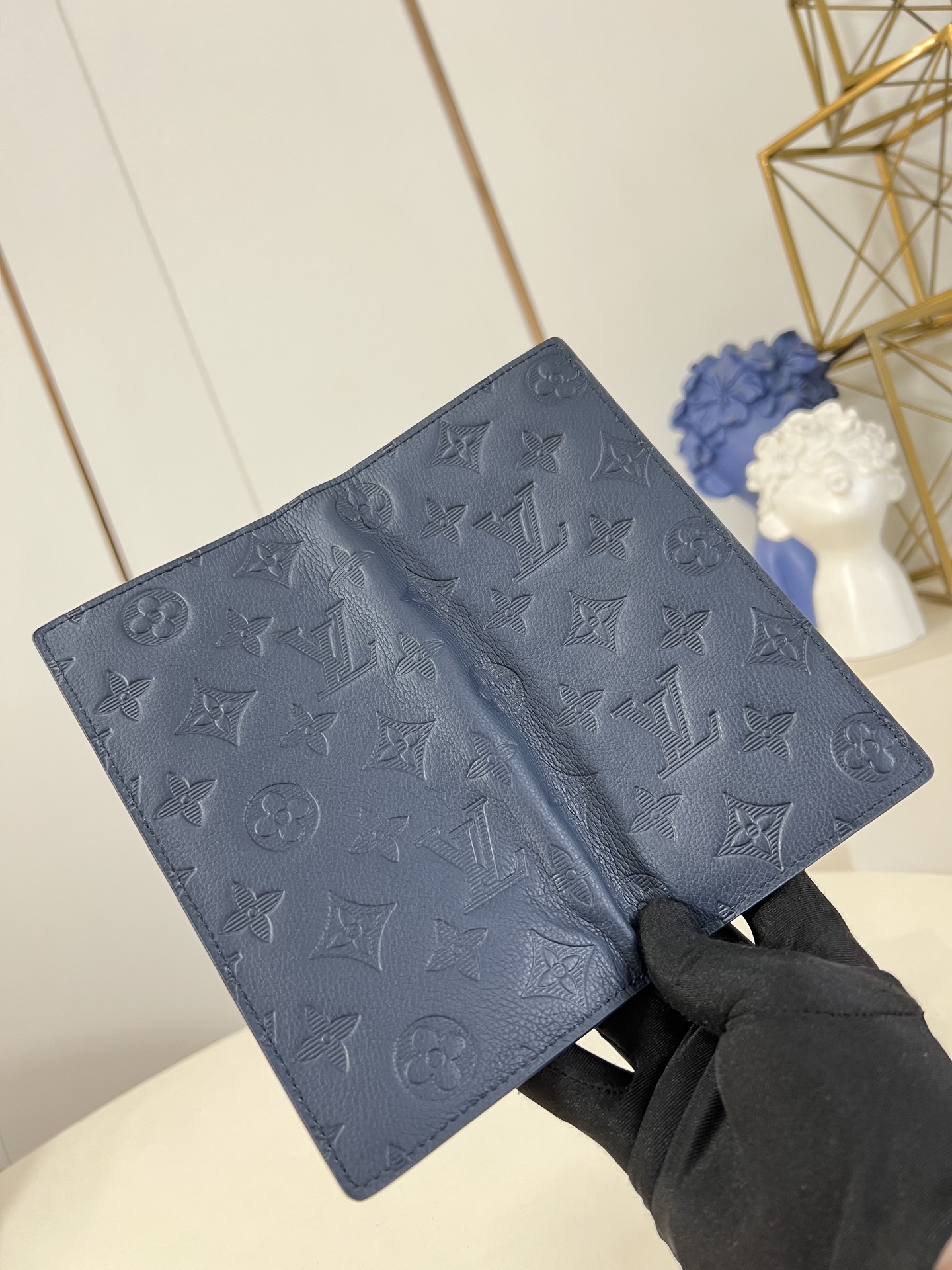 【顶级原单 M66540蓝 】由全新标志性 Monogram Eclipse 帆布裁制而成，此款风格硬朗