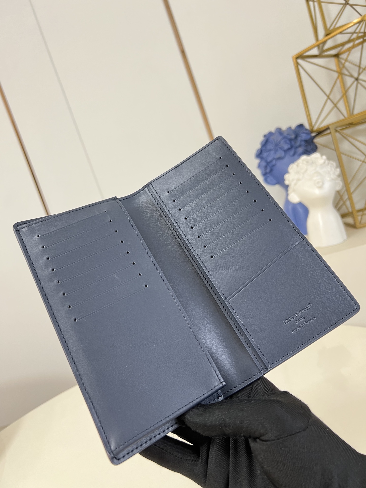 【顶级原单 M66540蓝 】由全新标志性 Monogram Eclipse 帆布裁制而成，此款风格硬朗