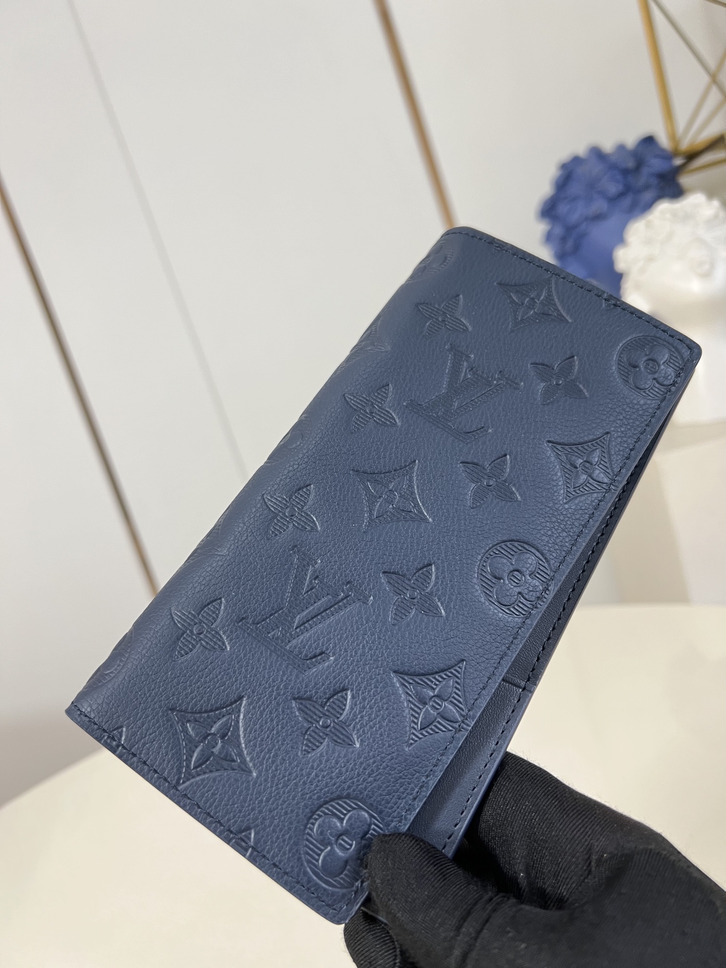 【顶级原单 M66540蓝 】由全新标志性 Monogram Eclipse 帆布裁制而成，此款风格硬朗