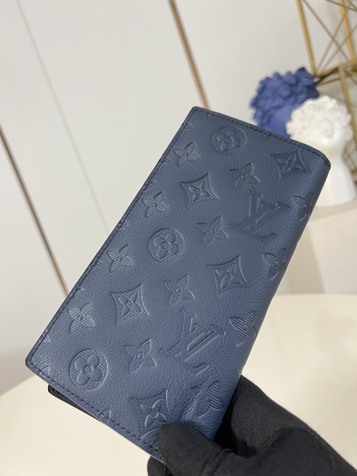 【顶级原单 M66540蓝 】由全新标志性 Monogram Eclipse 帆布裁制而成，此款风格硬朗