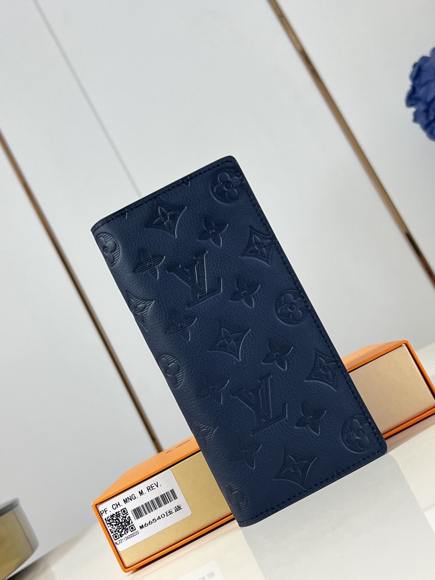 【顶级原单 M66540蓝 】由全新标志性 Monogram Eclipse 帆布裁制而成，此款风格硬朗