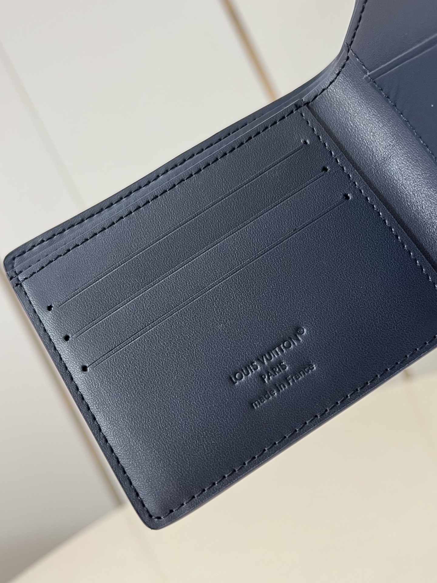 【顶级原单 M14787深蓝 】Multiple 钱包采用 Monogram 帆布制造，设有多个口袋，可