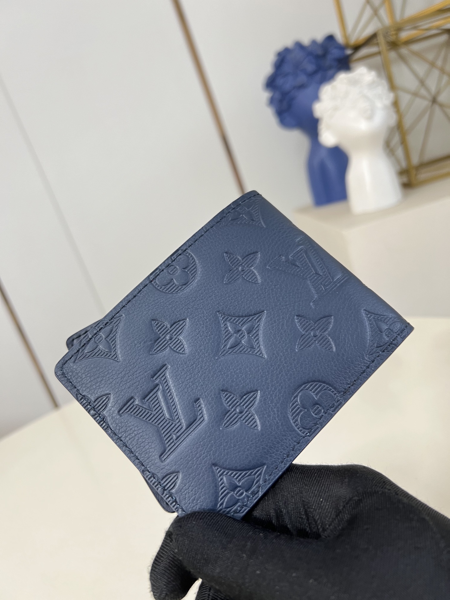 【顶级原单 M14787深蓝 】Multiple 钱包采用 Monogram 帆布制造，设有多个口袋，可