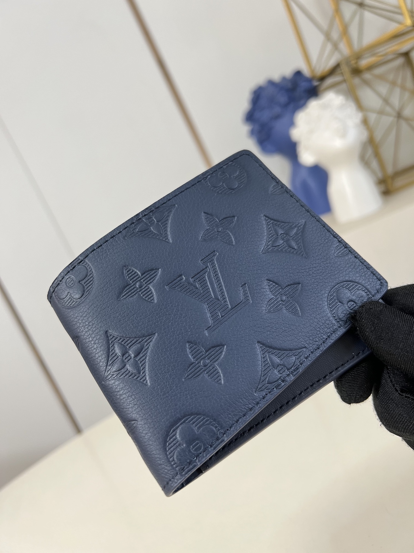 【顶级原单 M14787深蓝 】Multiple 钱包采用 Monogram 帆布制造，设有多个口袋，可
