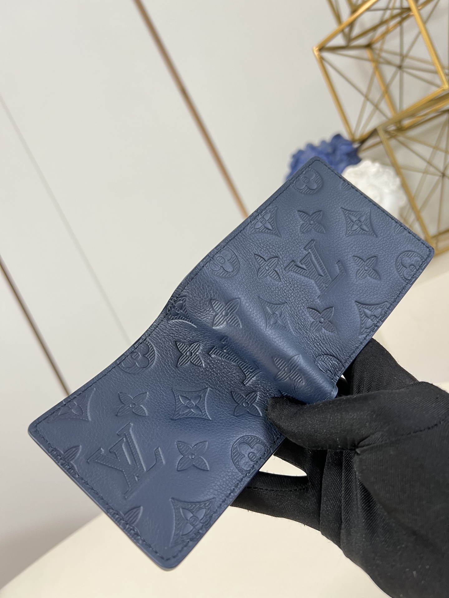 【顶级原单 M14787深蓝 】Multiple 钱包采用 Monogram 帆布制造，设有多个口袋，可