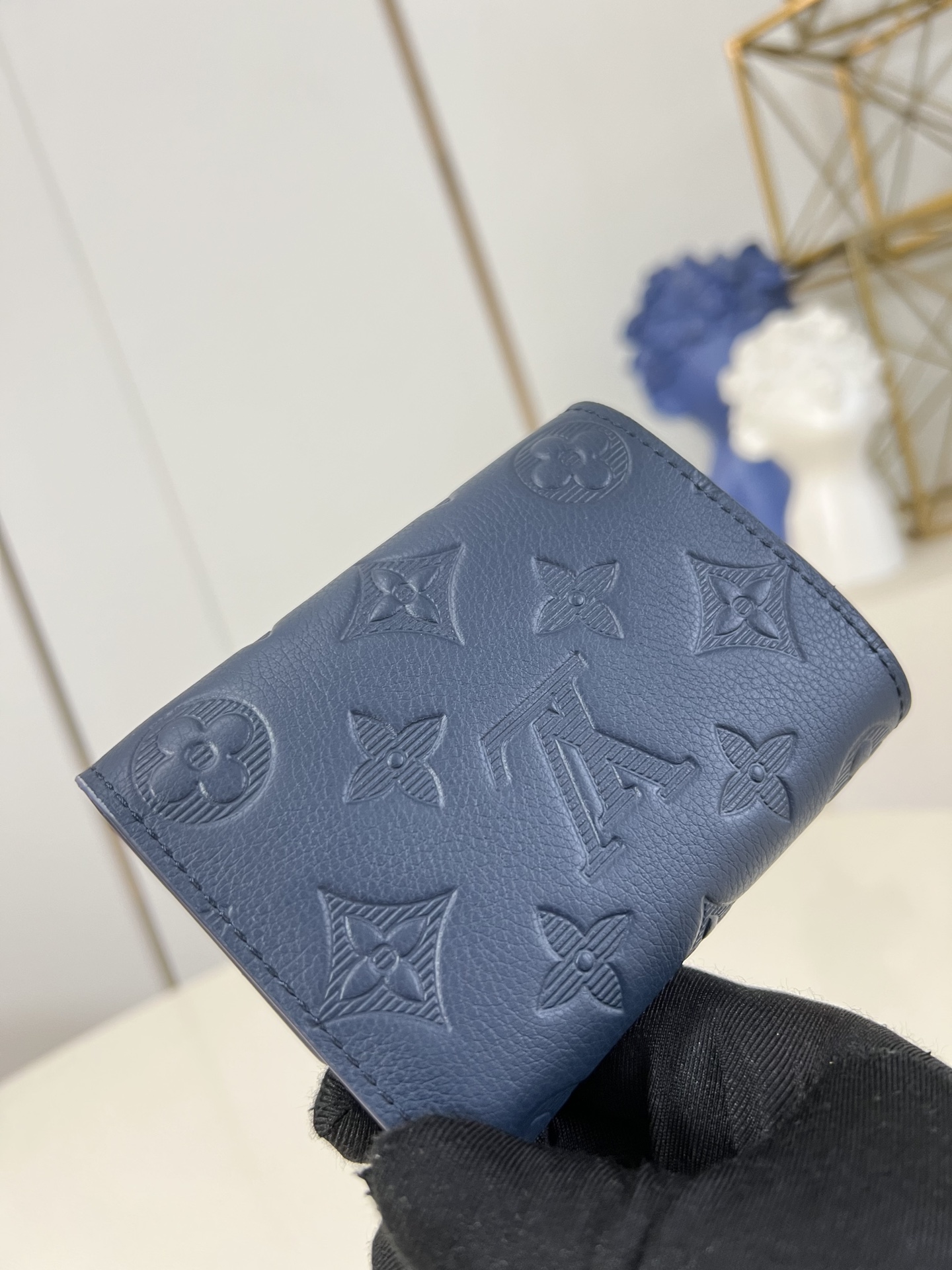 【顶级原单 M14793蓝 】這款小巧的Victor錢包以Monogram Shadow牛皮製作，綴有細