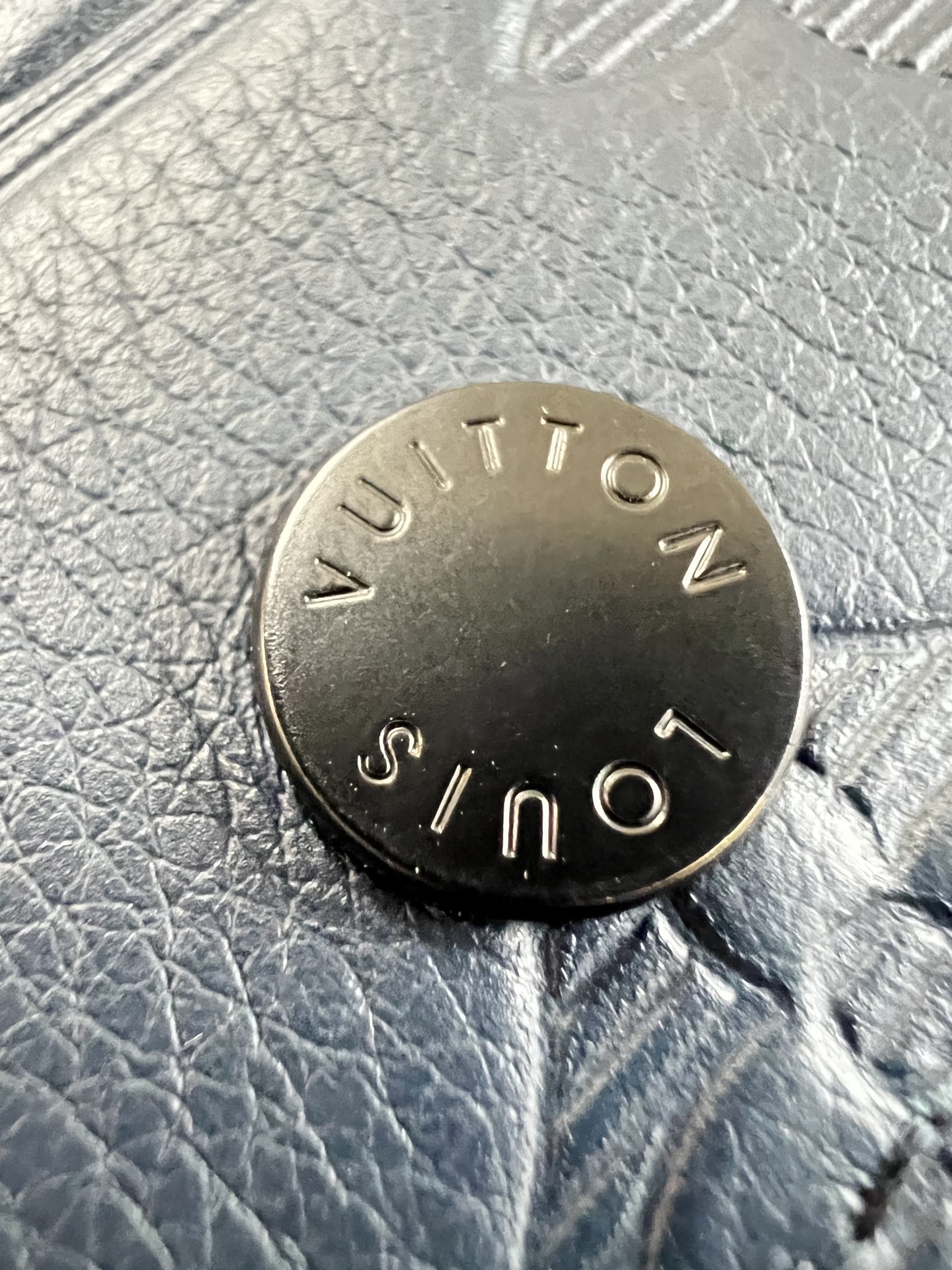 【顶级原单 M14793蓝 】這款小巧的Victor錢包以Monogram Shadow牛皮製作，綴有細