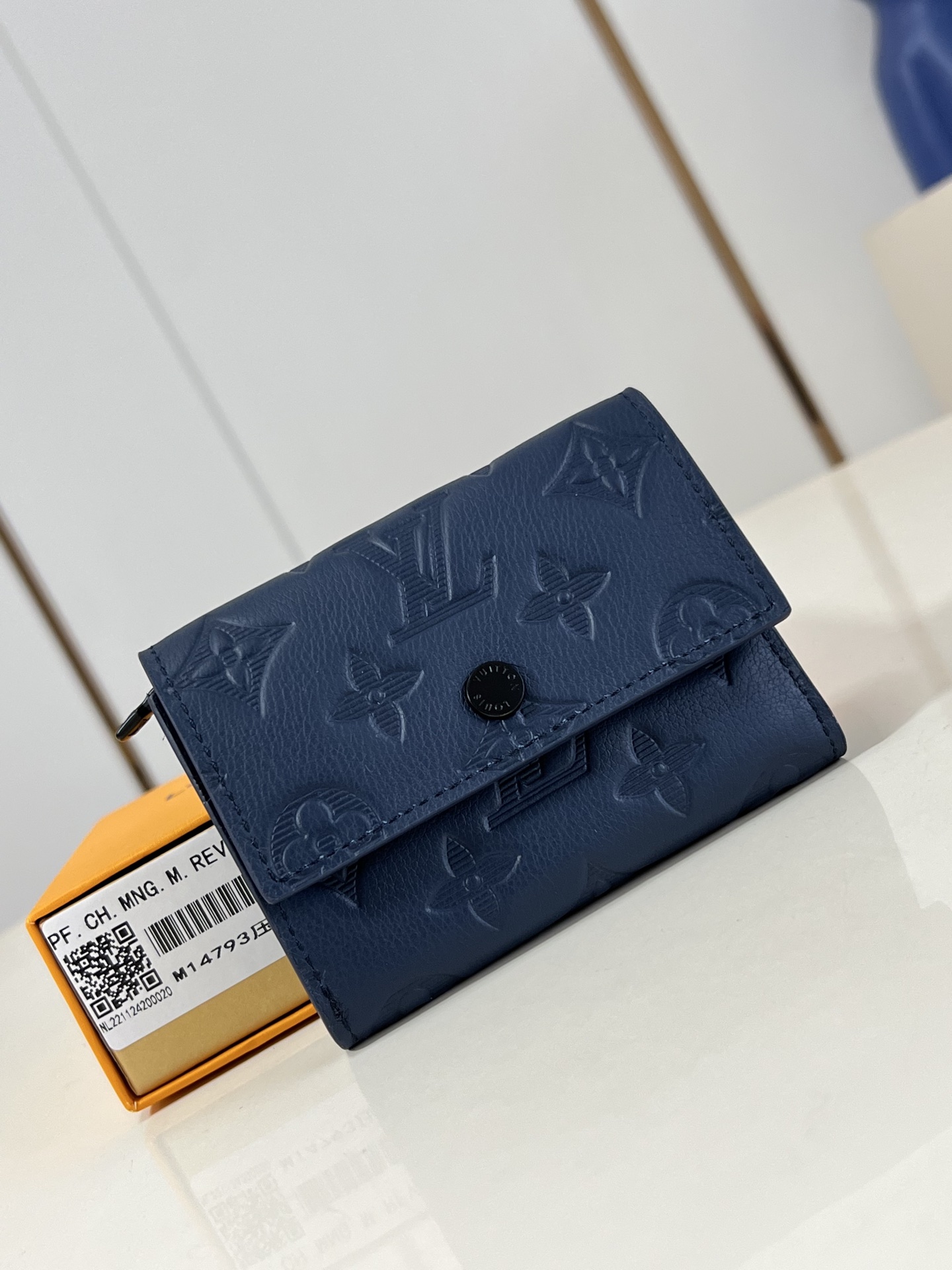 【顶级原单 M14793蓝 】這款小巧的Victor錢包以Monogram Shadow牛皮製作，綴有細