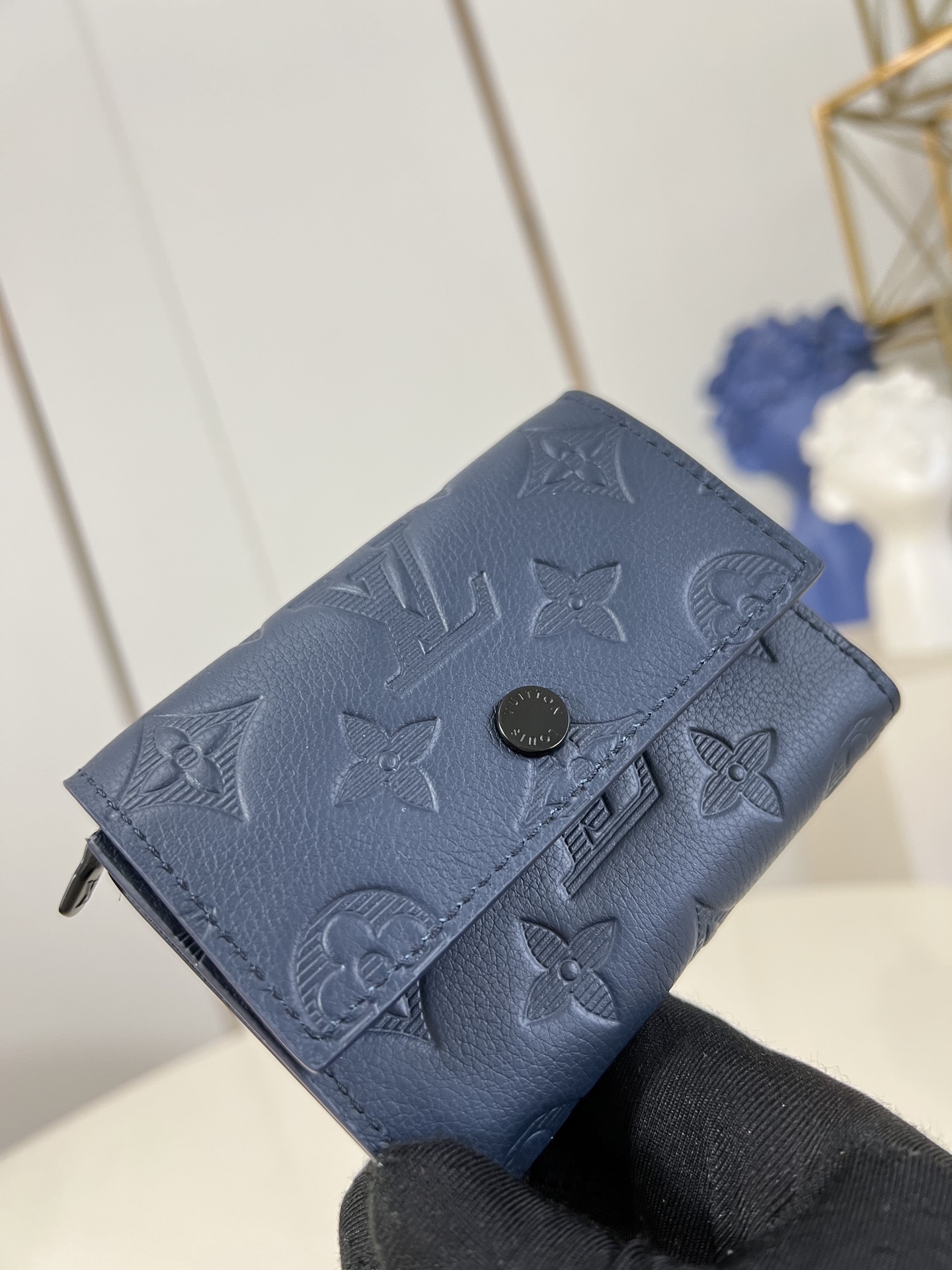 【顶级原单 M14793蓝 】這款小巧的Victor錢包以Monogram Shadow牛皮製作，綴有細