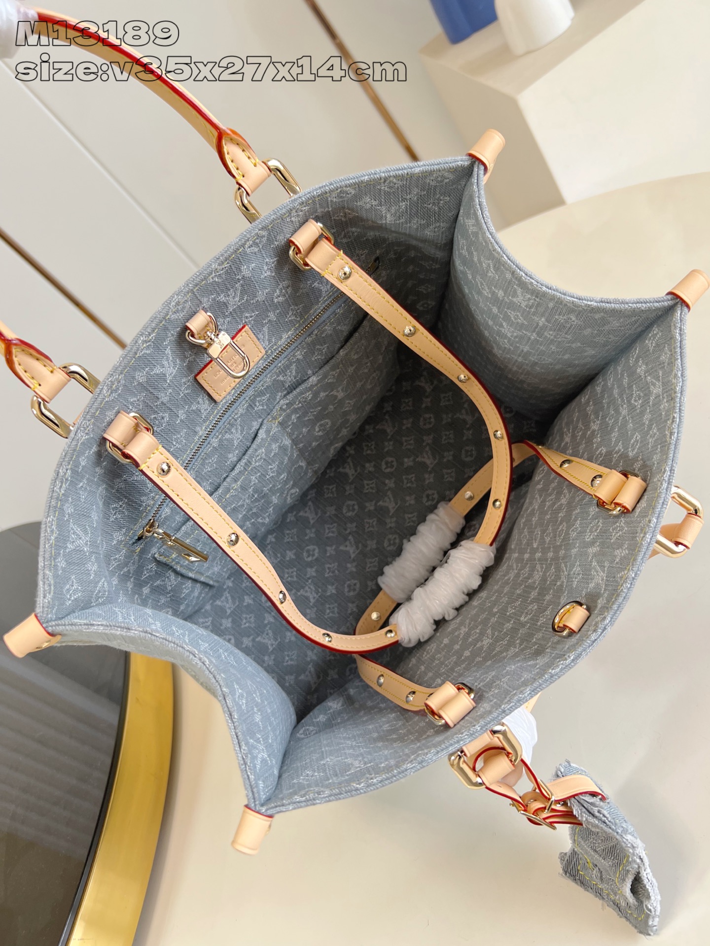 【顶级原单 M13189 】來自2005年的經典Monogram Denim圖案今季在這款OnTheGo