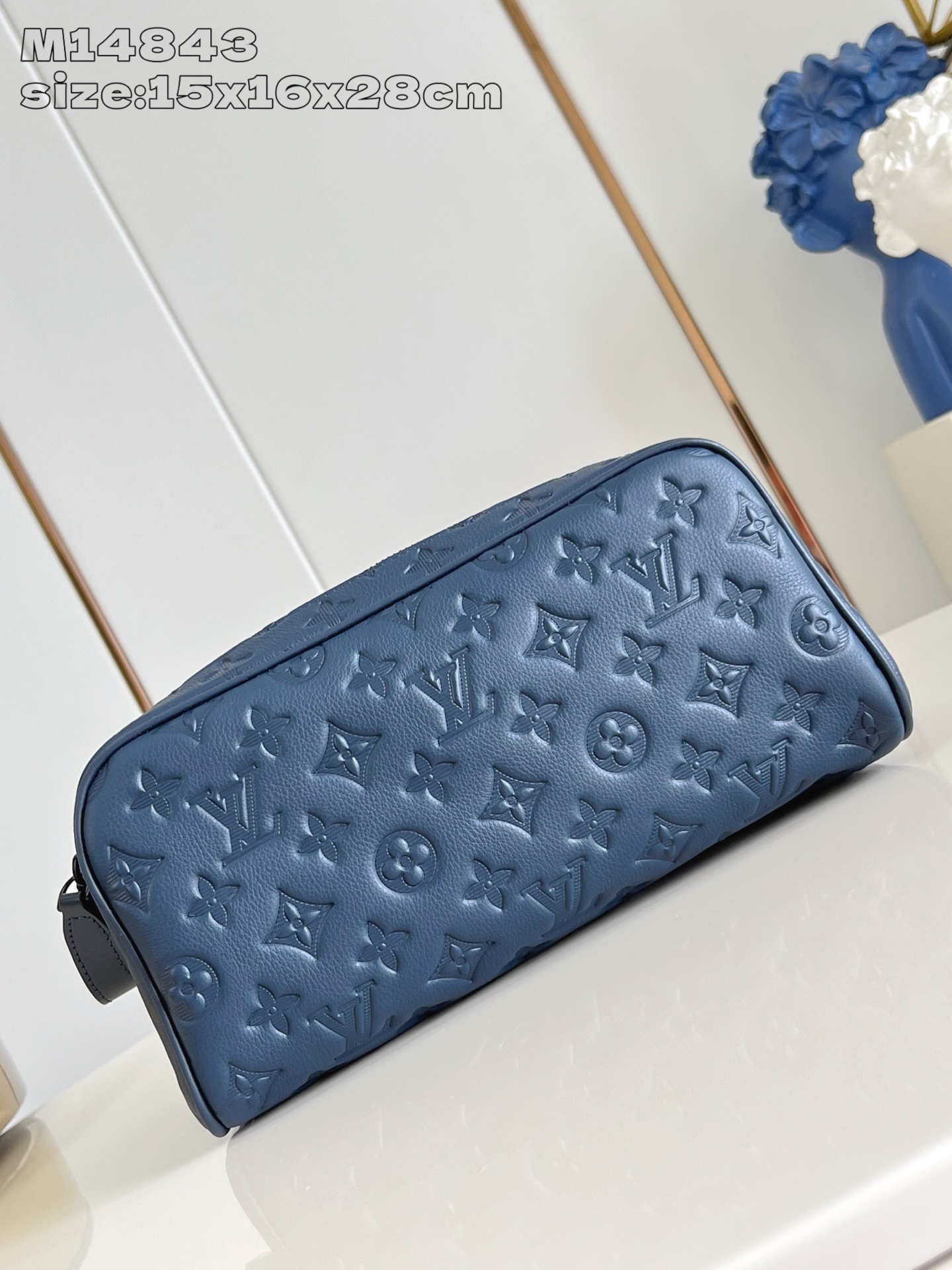 【顶级原单 M14843 】本款 Dopp Kit 盥洗袋选用 Monogram Shadow 压纹牛皮