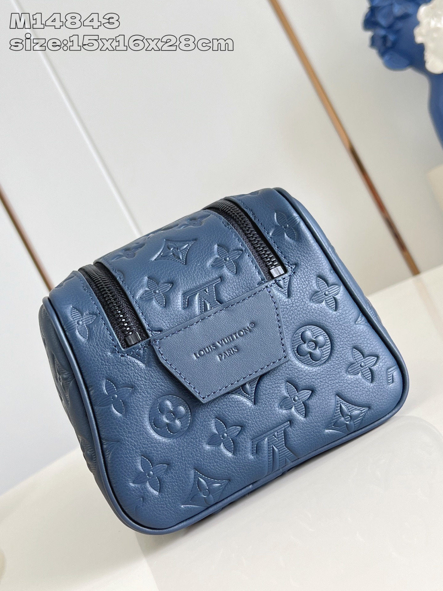 【顶级原单 M14843 】本款 Dopp Kit 盥洗袋选用 Monogram Shadow 压纹牛皮