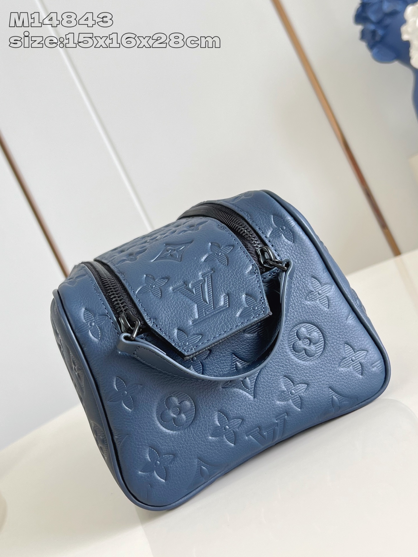 【顶级原单 M14843 】本款 Dopp Kit 盥洗袋选用 Monogram Shadow 压纹牛皮