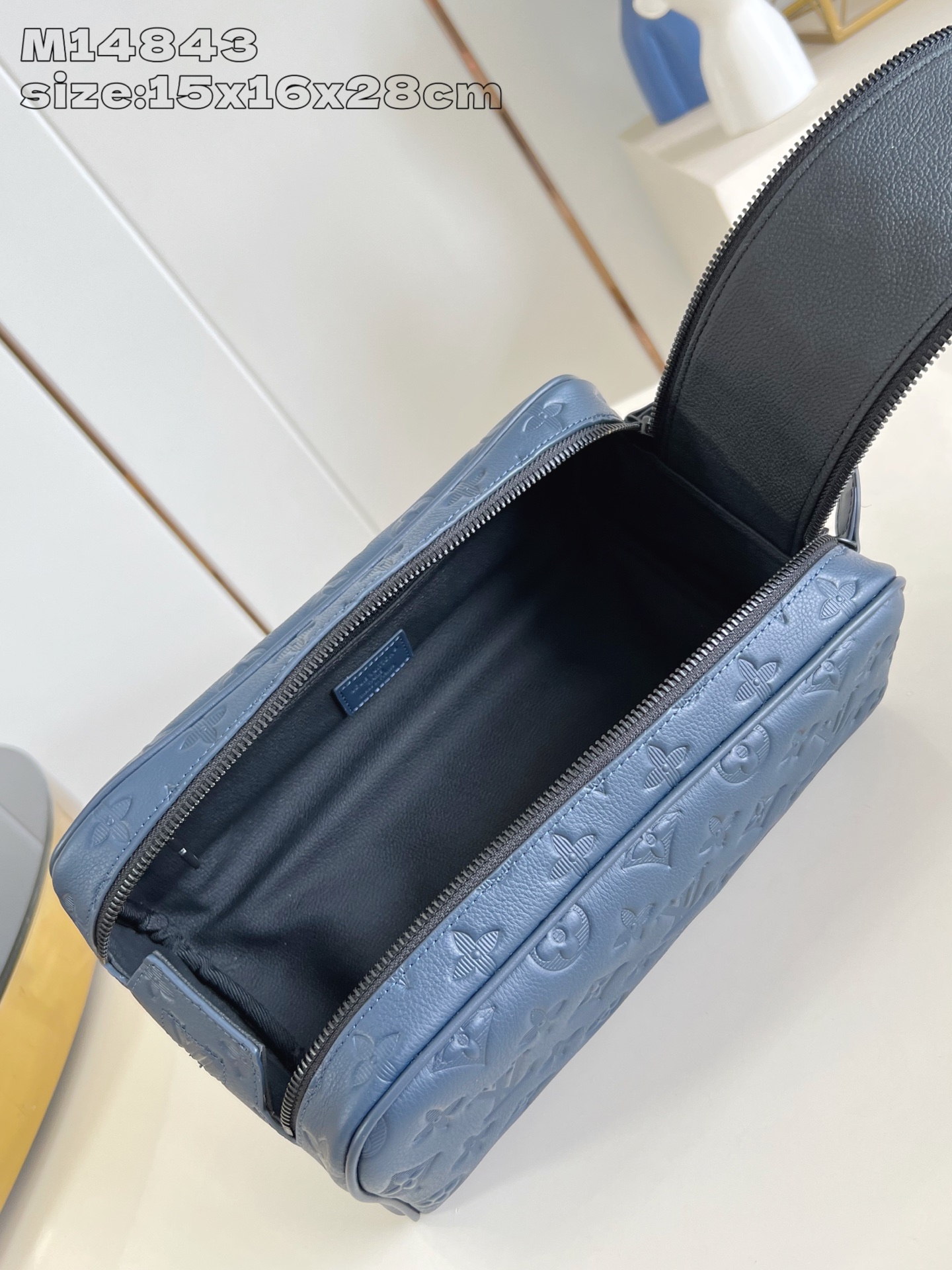 【顶级原单 M14843 】本款 Dopp Kit 盥洗袋选用 Monogram Shadow 压纹牛皮