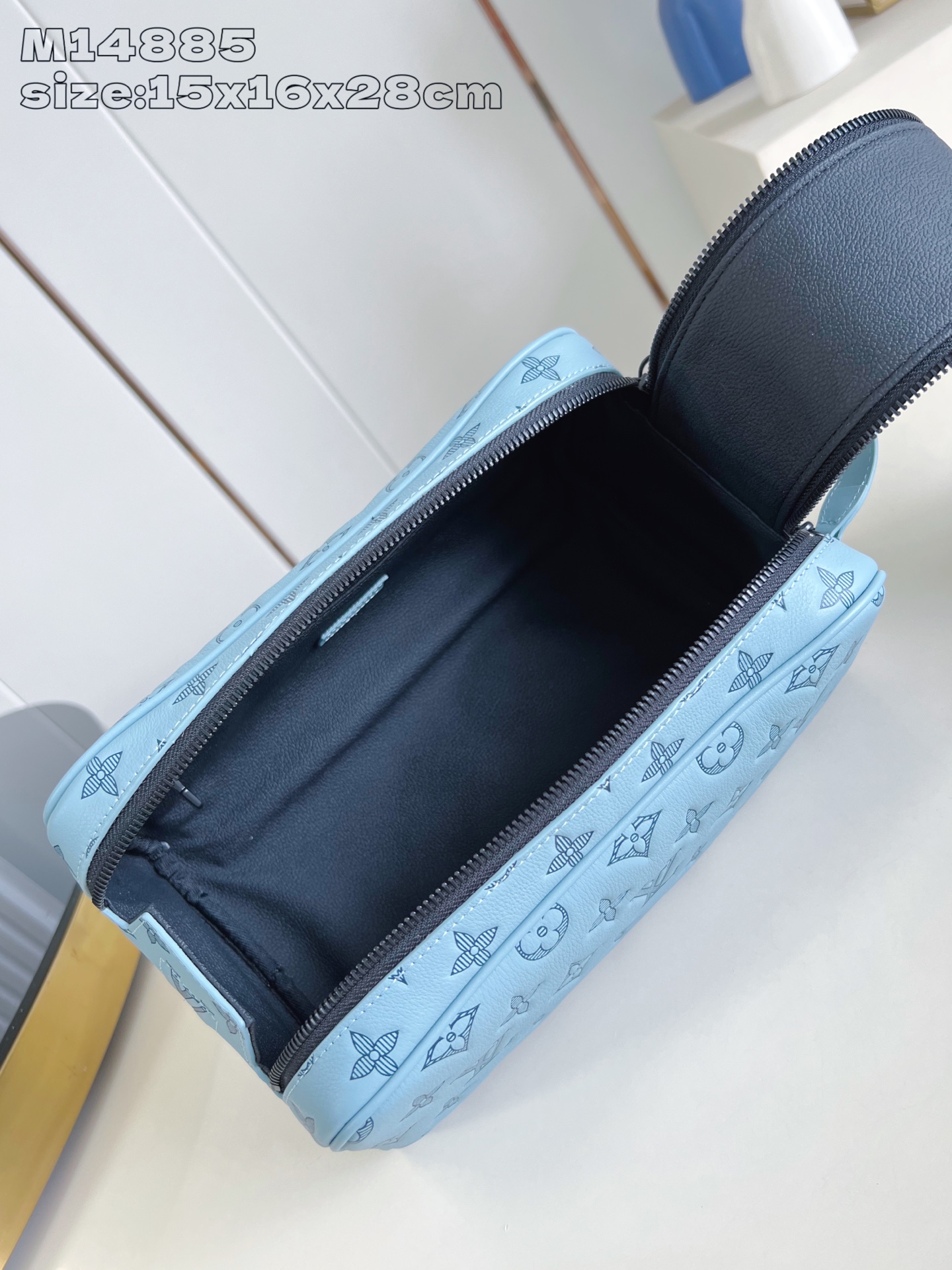 【顶级原单 M14885蓝  】本款 Dopp Kit 盥洗袋选用 Monogram Shadow 压纹
