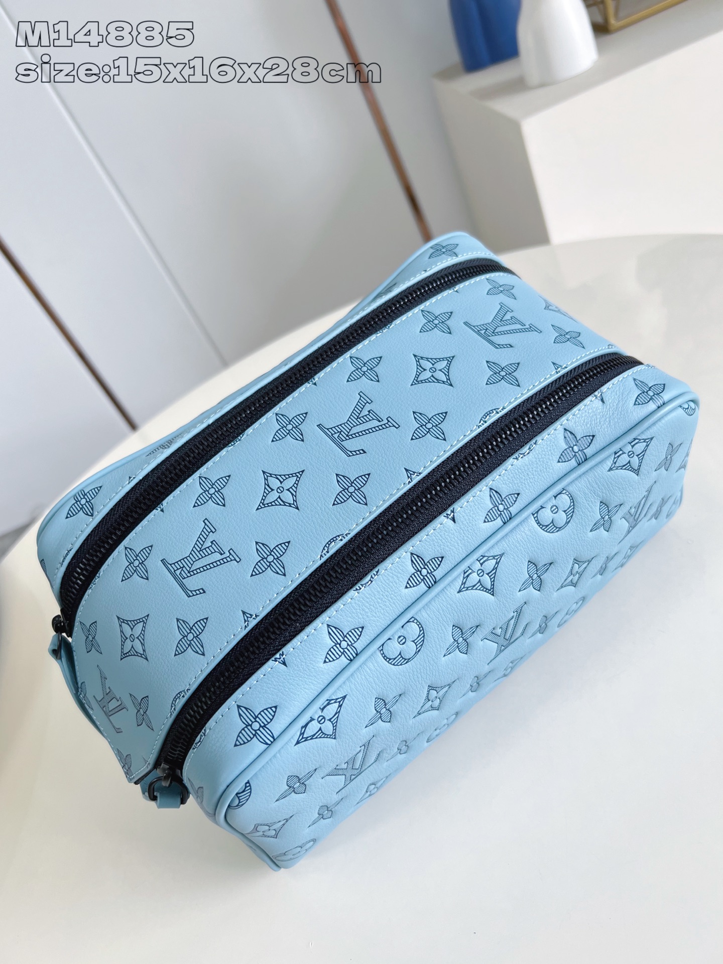 【顶级原单 M14885蓝  】本款 Dopp Kit 盥洗袋选用 Monogram Shadow 压纹
