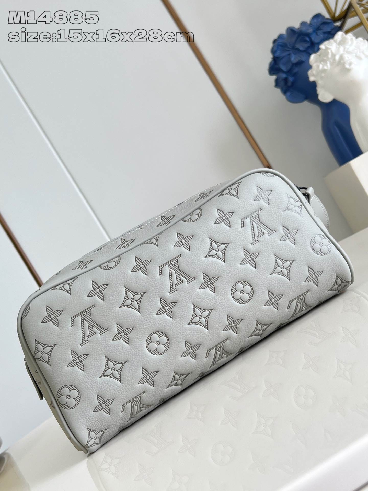 【顶级原单 M14885灰 】本款 Dopp Kit 盥洗袋选用 Monogram Shadow 压纹牛