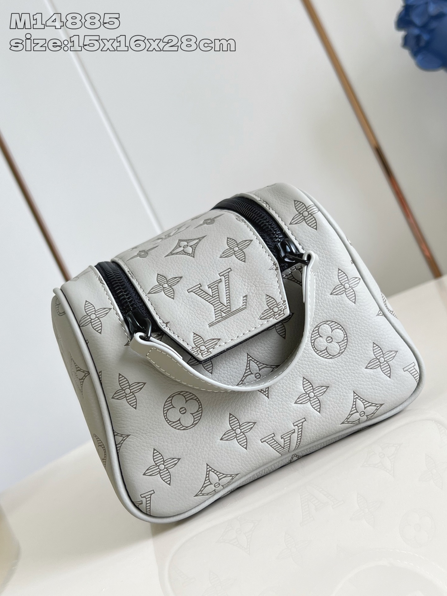 【顶级原单 M14885灰 】本款 Dopp Kit 盥洗袋选用 Monogram Shadow 压纹牛