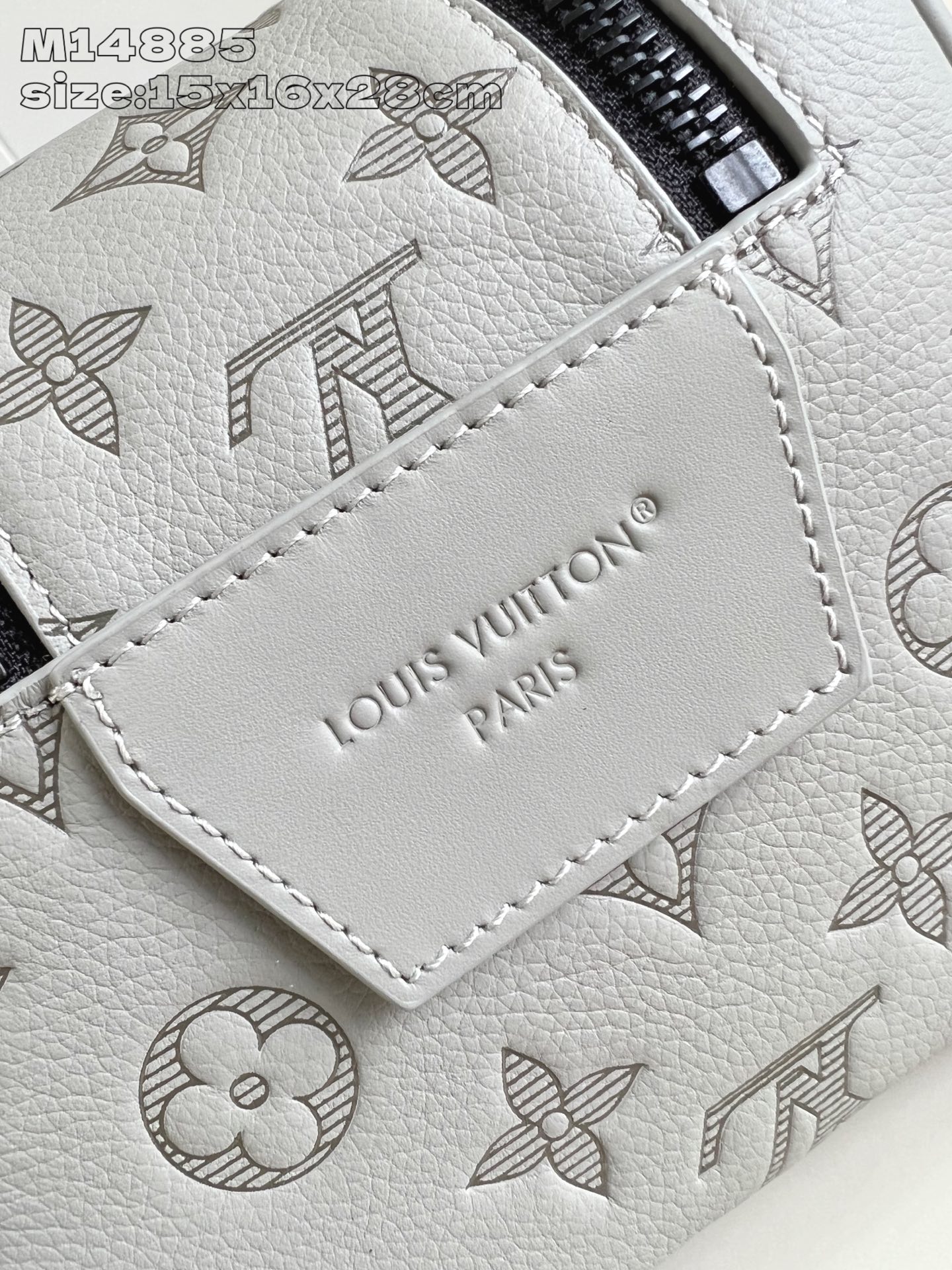【顶级原单 M14885灰 】本款 Dopp Kit 盥洗袋选用 Monogram Shadow 压纹牛
