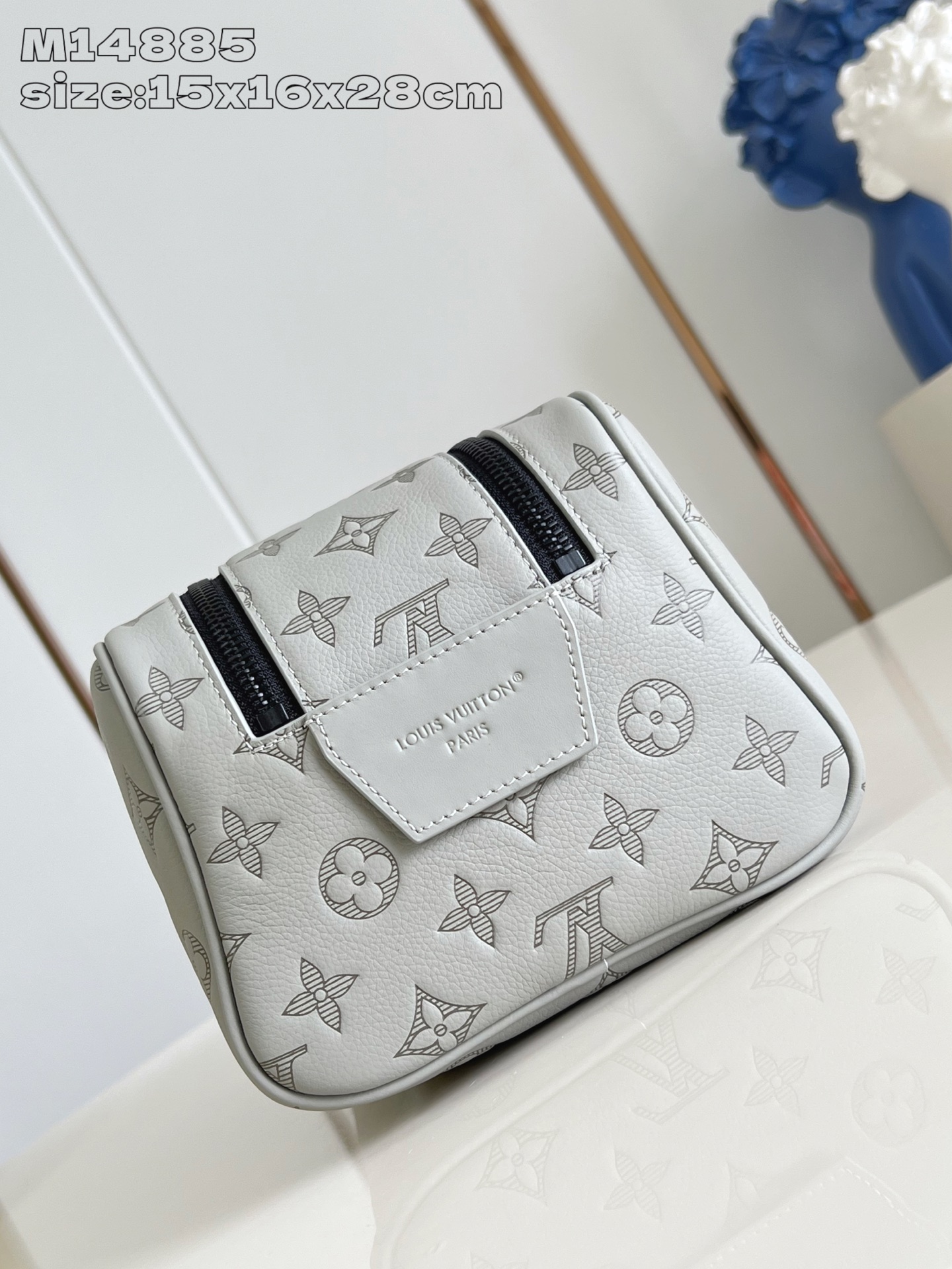 【顶级原单 M14885灰 】本款 Dopp Kit 盥洗袋选用 Monogram Shadow 压纹牛