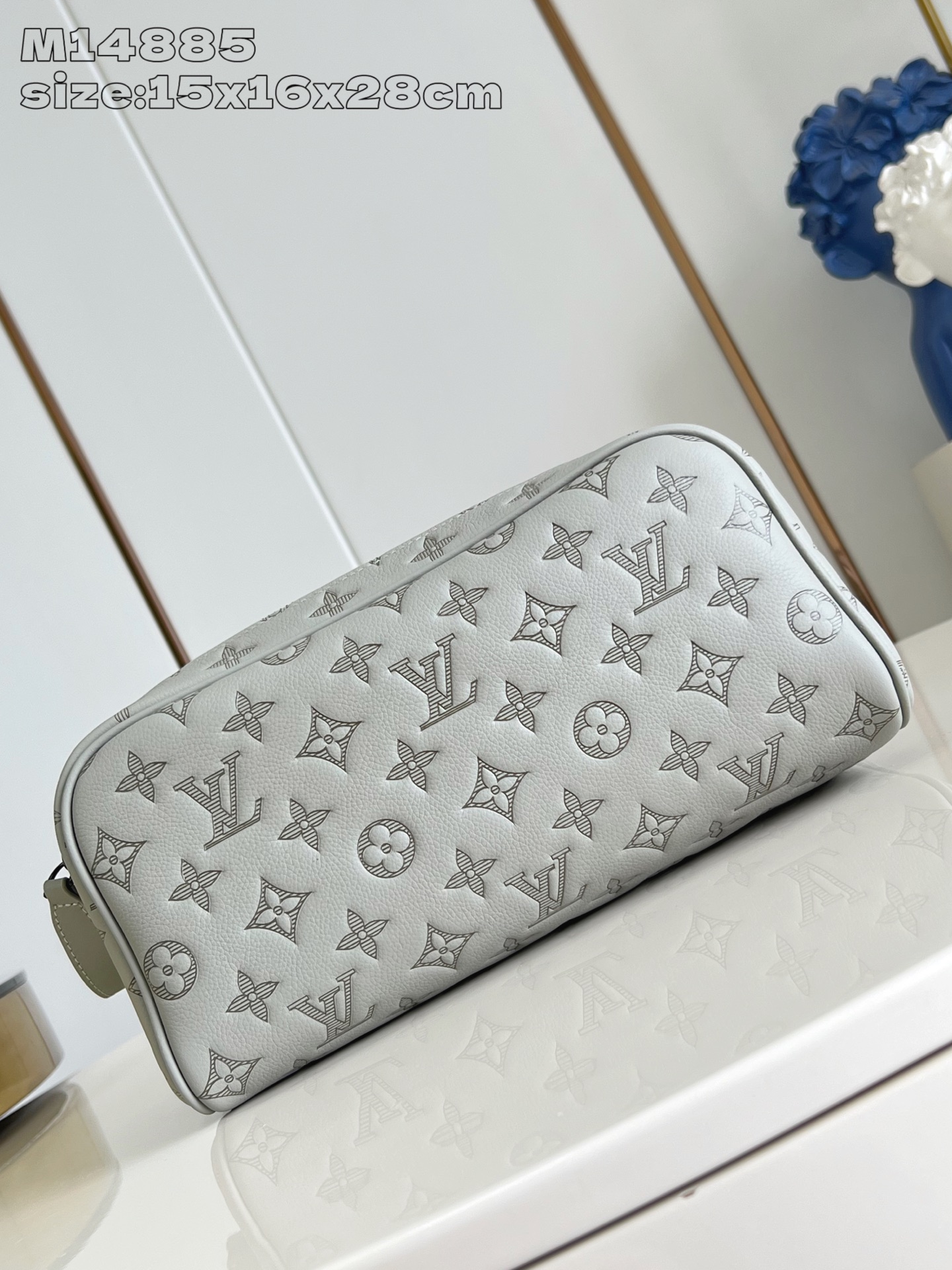 【顶级原单 M14885灰 】本款 Dopp Kit 盥洗袋选用 Monogram Shadow 压纹牛