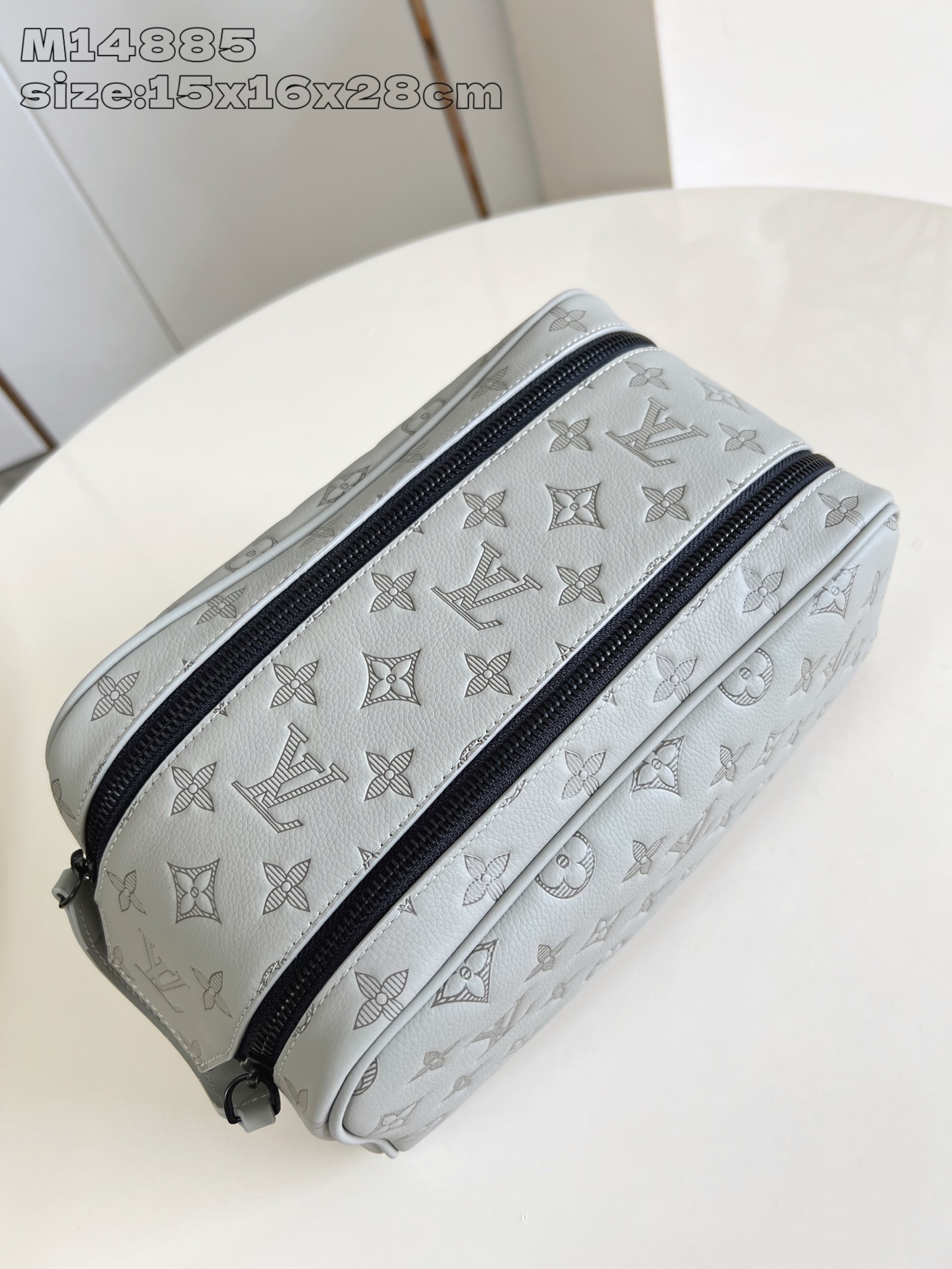 【顶级原单 M14885灰 】本款 Dopp Kit 盥洗袋选用 Monogram Shadow 压纹牛