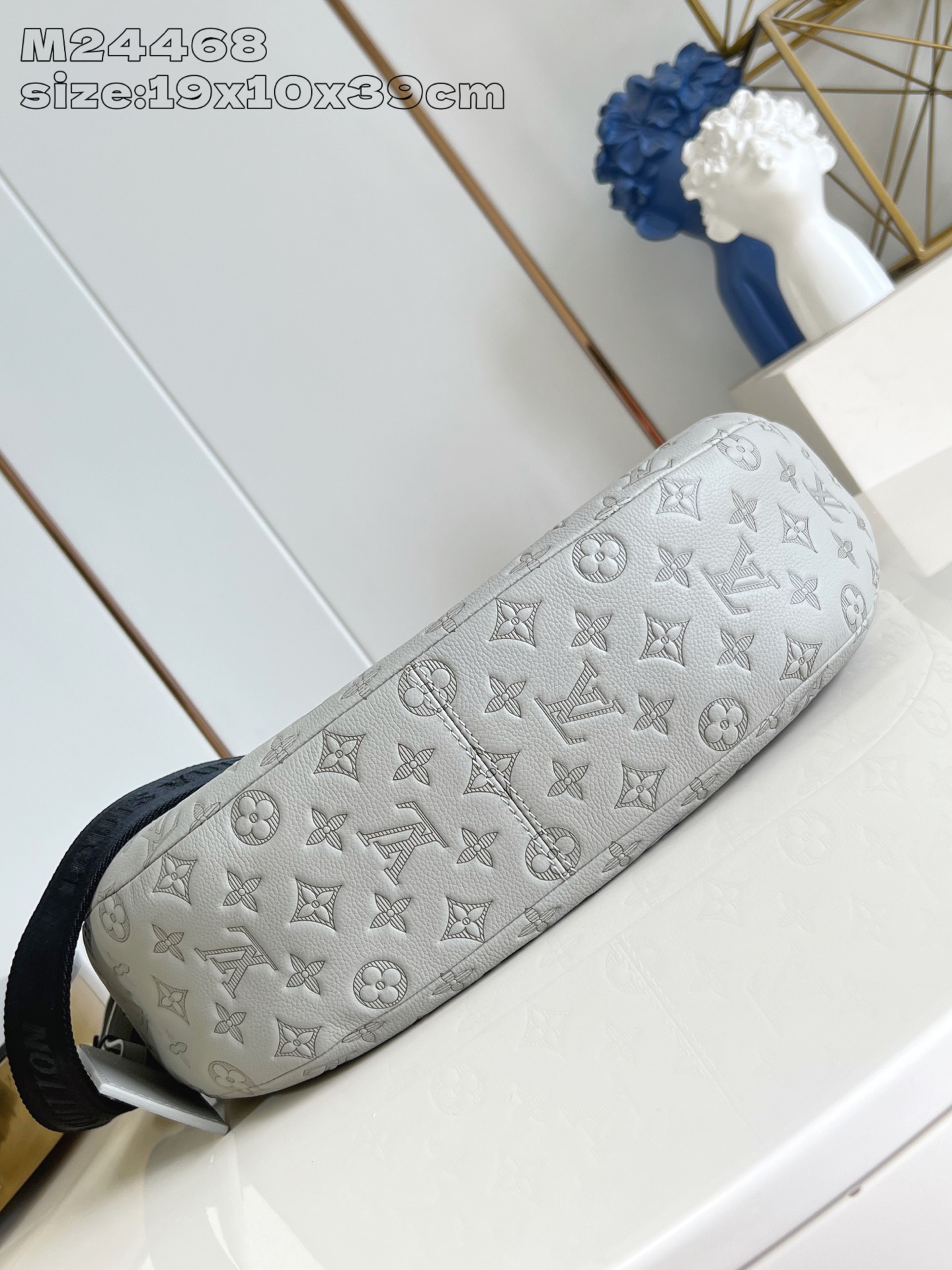 【顶级原单 M24468灰 】本款 Hobo Hamac 手袋选用 Monogram Shadow 压纹