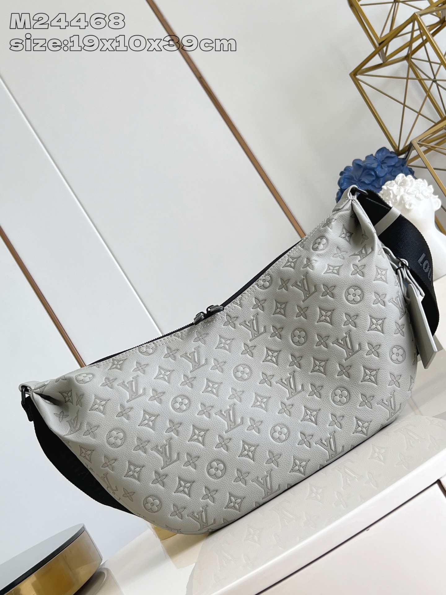 【顶级原单 M24468灰 】本款 Hobo Hamac 手袋选用 Monogram Shadow 压纹