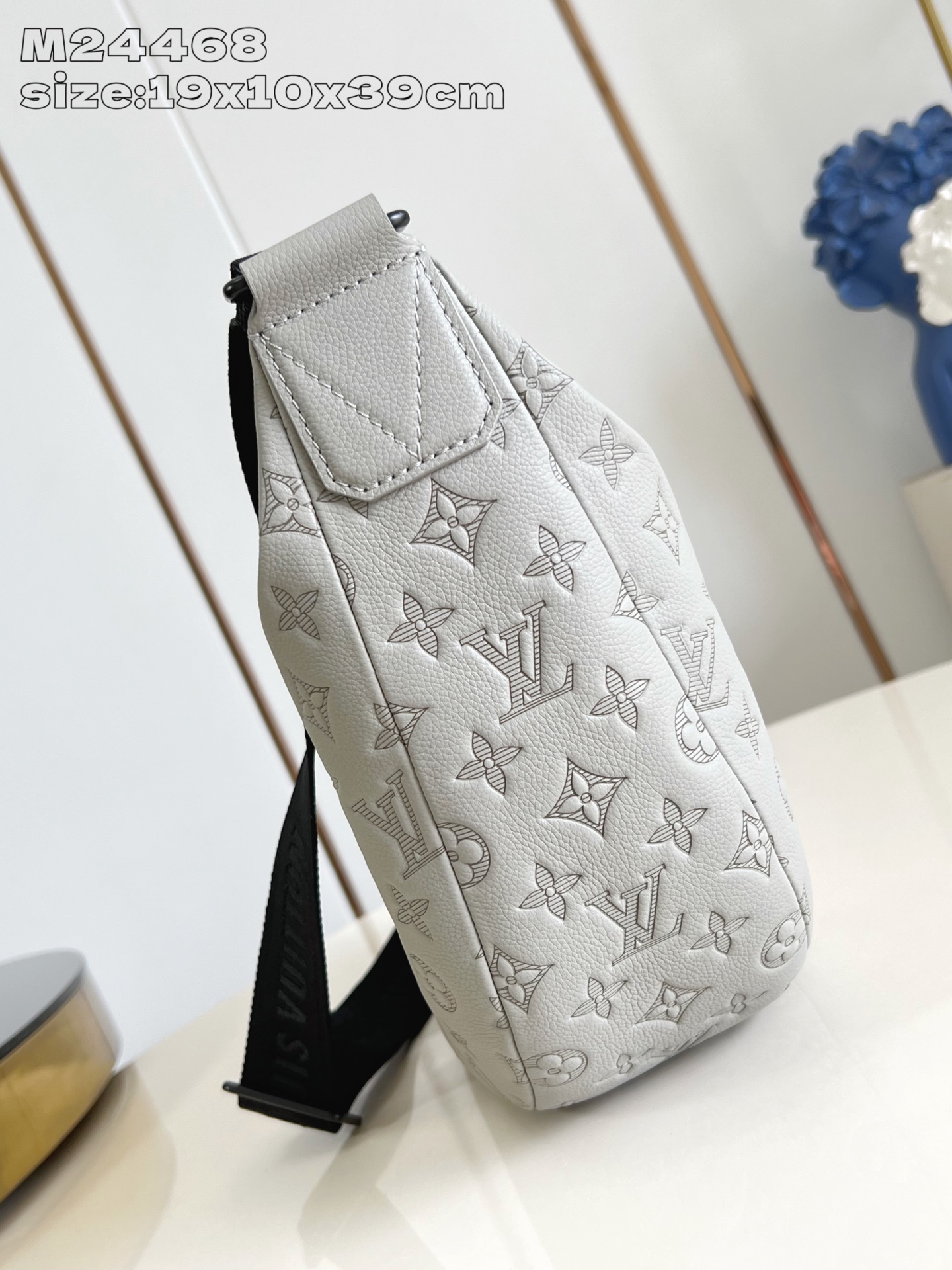 【顶级原单 M24468灰 】本款 Hobo Hamac 手袋选用 Monogram Shadow 压纹