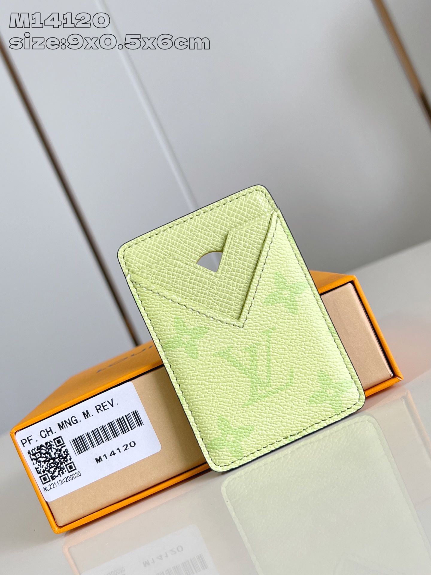 【顶级原单 M14120黄 】本款 Magnet 卡夹取材 Monogram 涂层帆布和 Taïga 牛