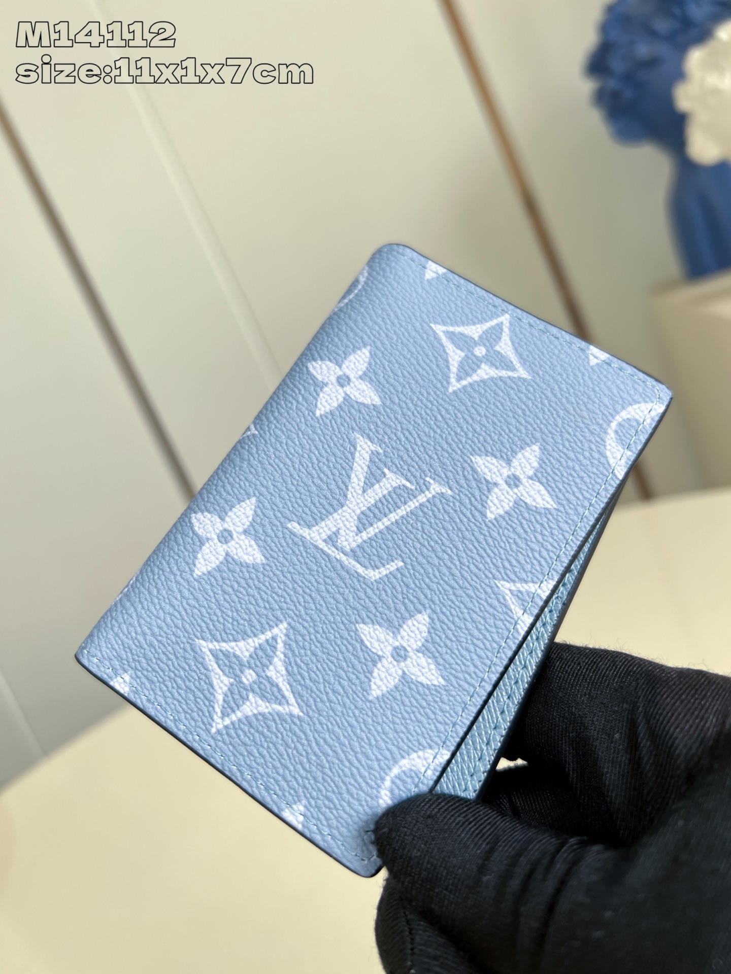 【顶级原单 M14112蓝 】 本款口袋钱夹见证 Monogram 帆布与 Taïga 皮革的春日邂逅，