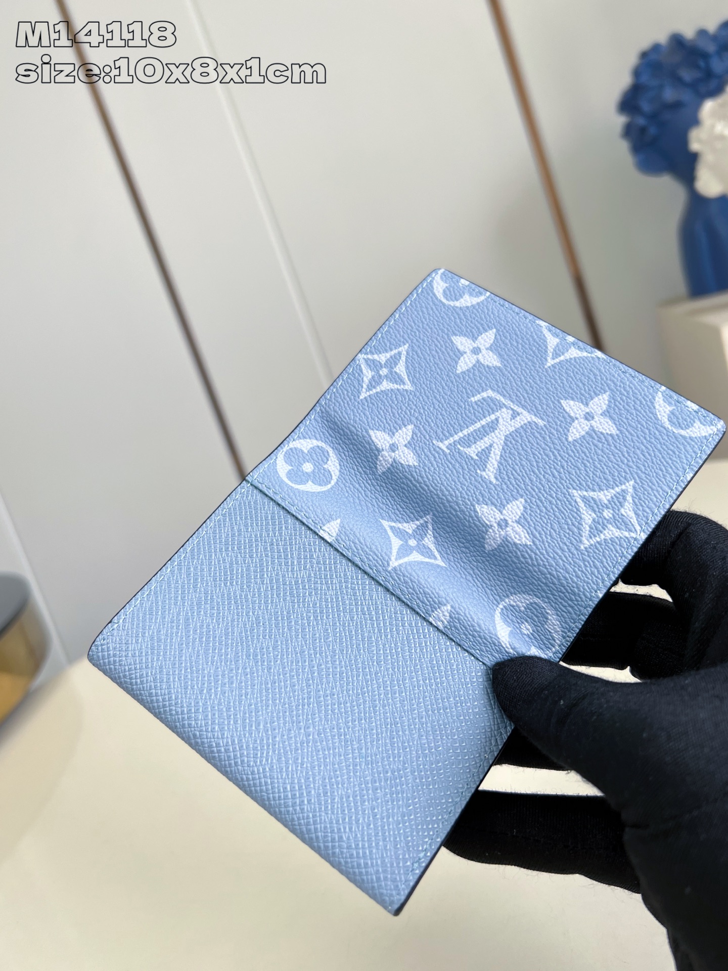 【顶级原单 M14118蓝 】這款Envelope名片夾採用Monogram塗層帆布及Taïga牛皮製作