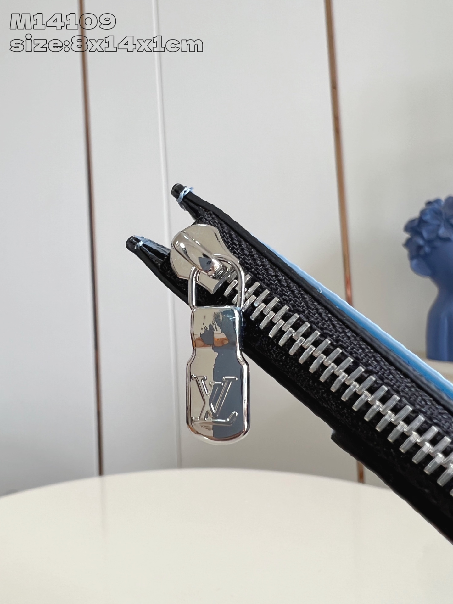 【顶级原单 M14109黄 】這款coin零錢名片夾以Monogram塗層帆布製造，搭配色調相襯的Taï