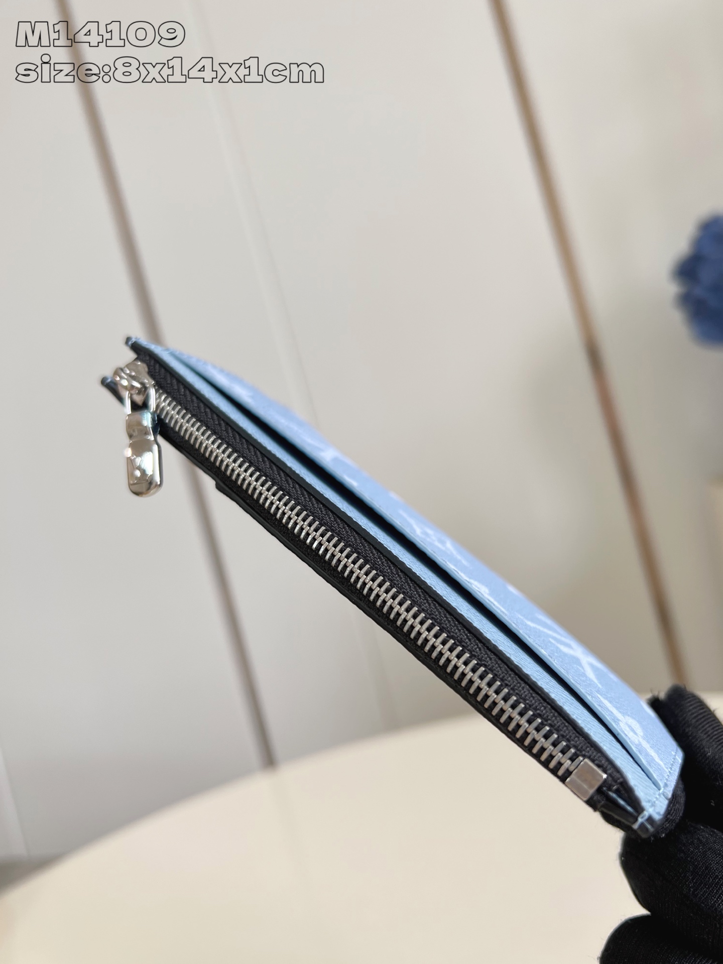 【顶级原单 M14109黄 】這款coin零錢名片夾以Monogram塗層帆布製造，搭配色調相襯的Taï