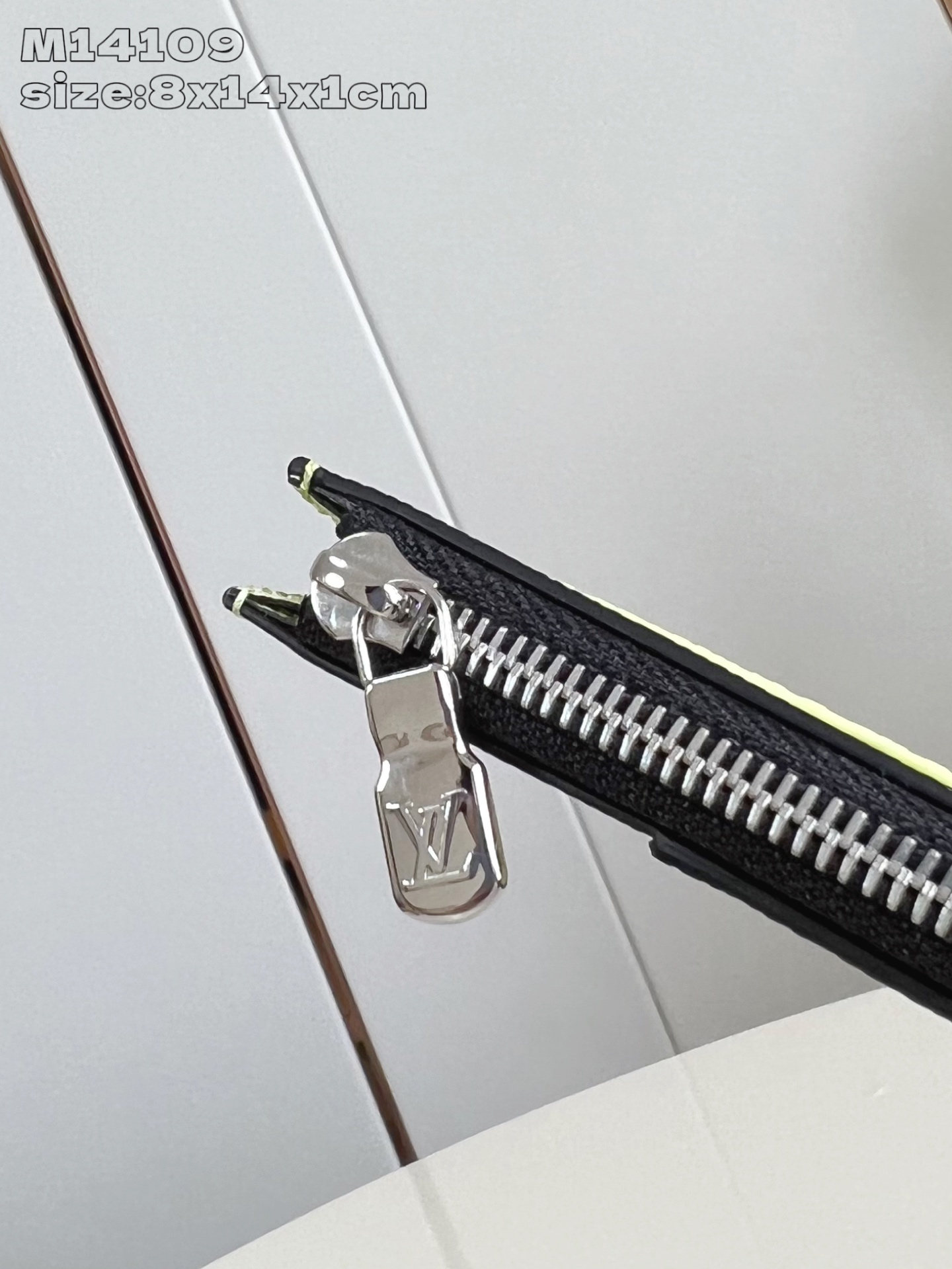 【顶级原单 M14109黄 】這款coin零錢名片夾以Monogram塗層帆布製造，搭配色調相襯的Taï